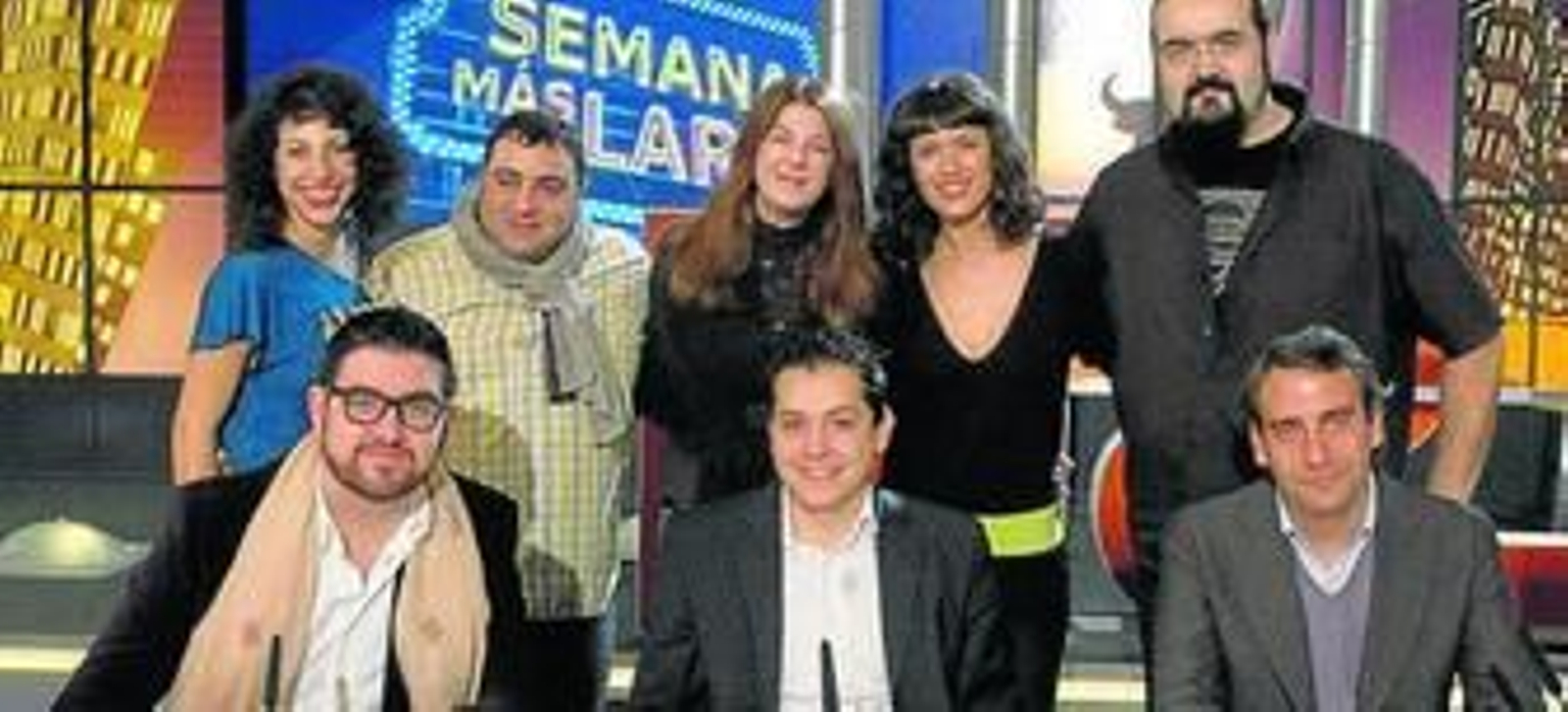 Manu Sánchez, con sus colaboradores y directivos de la cadena.