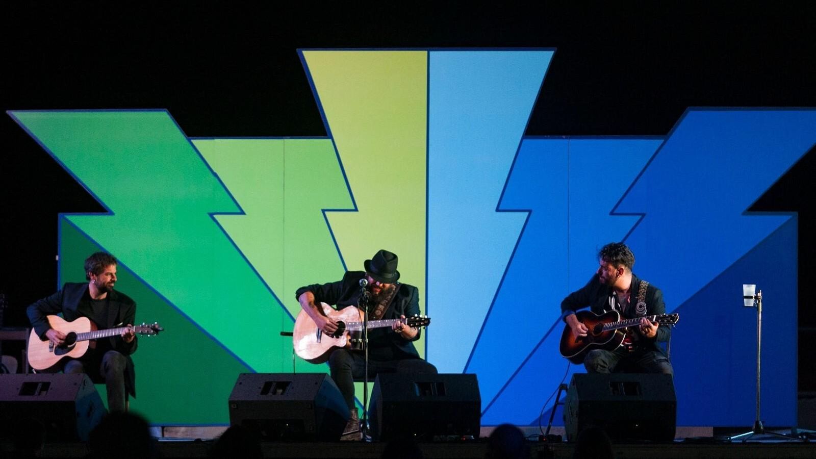 Kutxi Romero, en el escenario junto a Juan Antonio Lorente y José María Marcos 'Pete'.