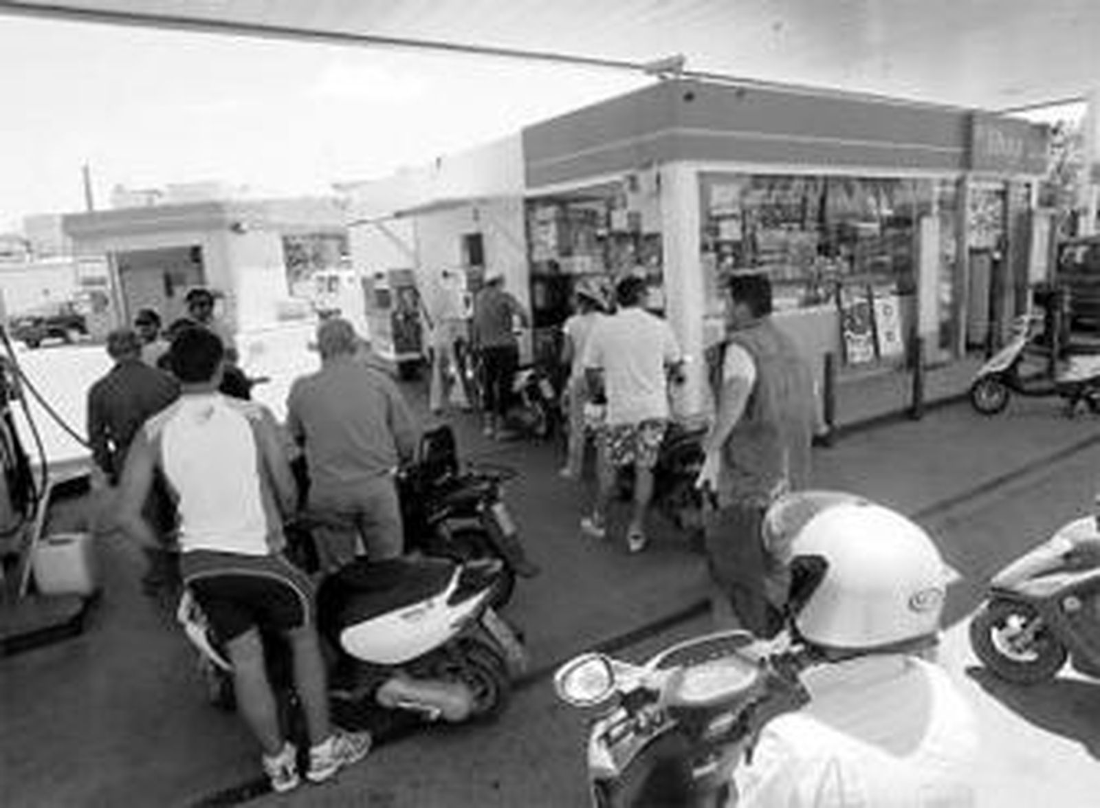 Colas para repostar en una de las gasolineras del desaparecido, ayer.