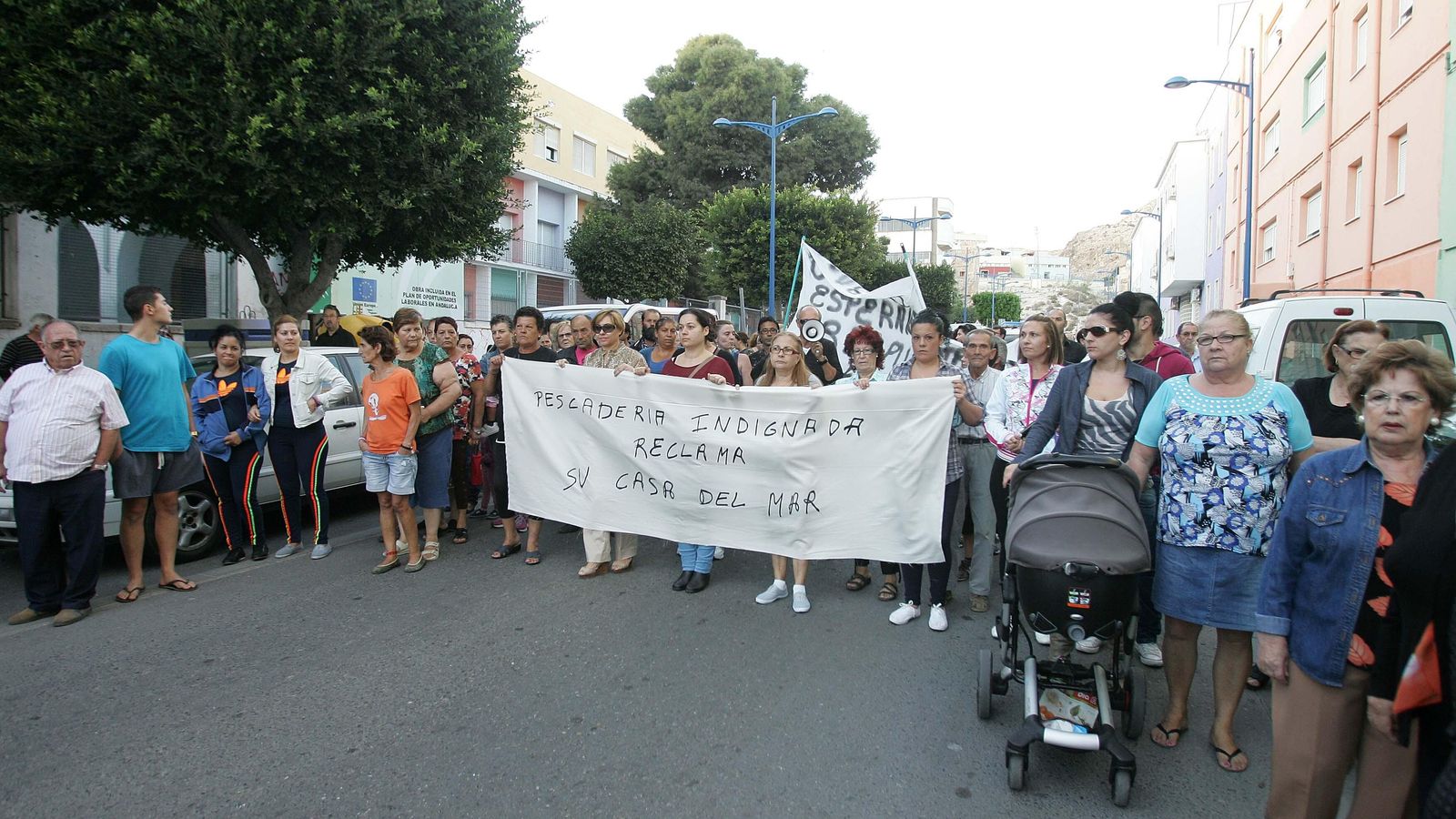 Protesta por las calles del barrio.