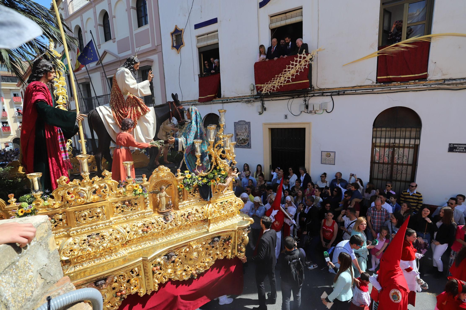 Imágenes del recorrido de la Borriquita  por las calles de Huelva