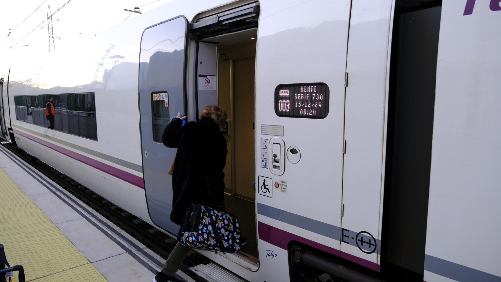 El primer Alvia de Renfe sale de la Estación de Huércal de Almería, en imágenes