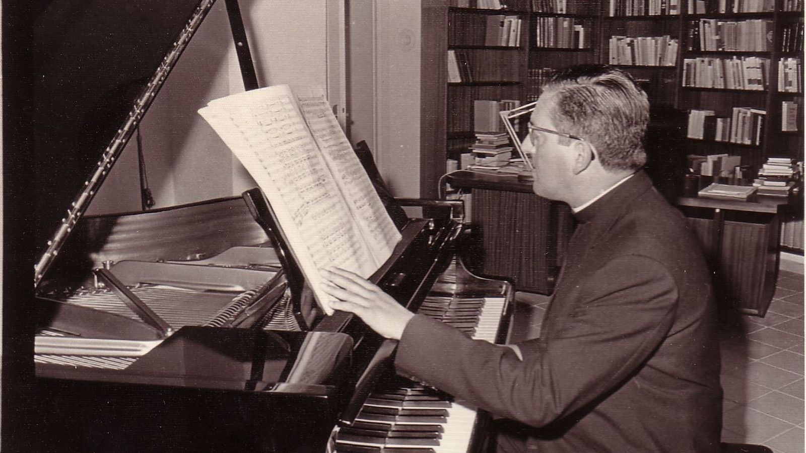 Al piano en su estudio