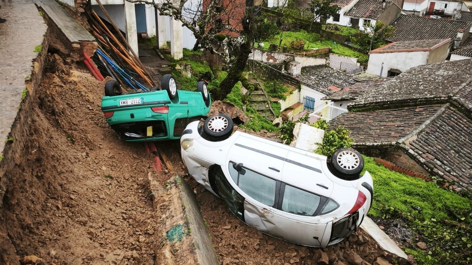 Los dos vehículos que cayeron por la ladera, en Cortegana el pasado viernes.