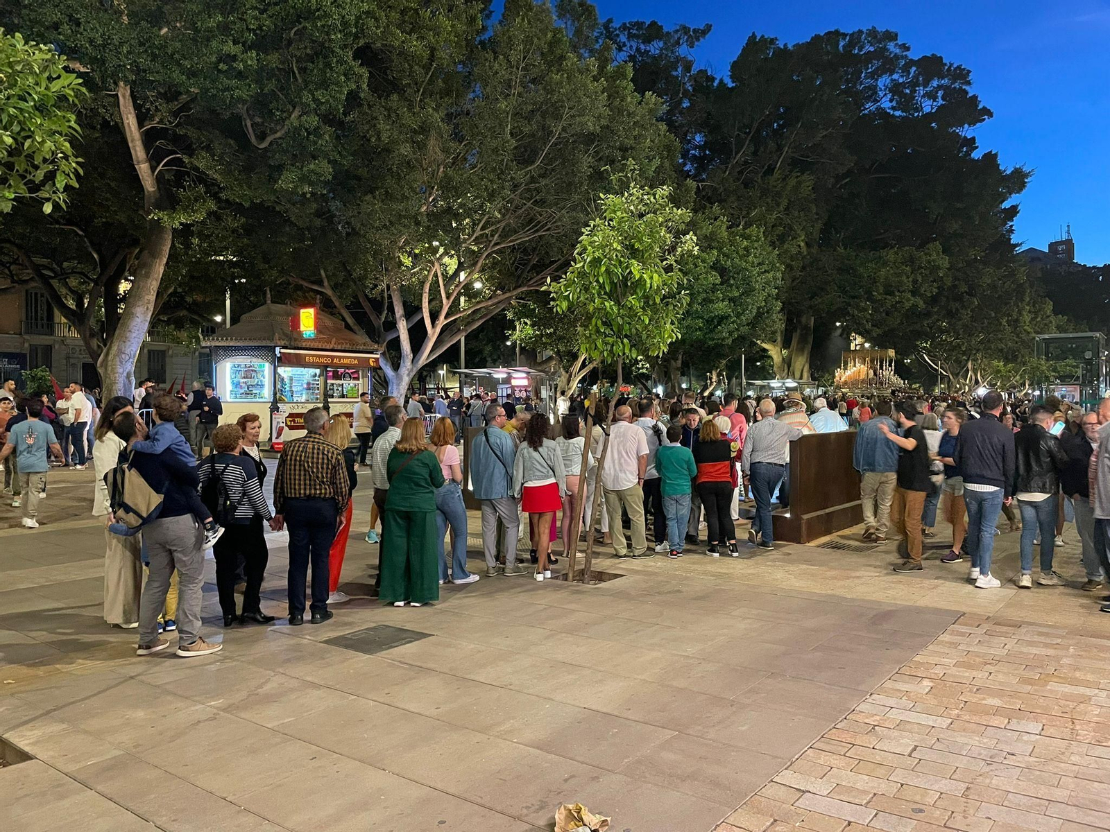 Cola de usuarios esperando para entrar en la estación de Atarazanas.