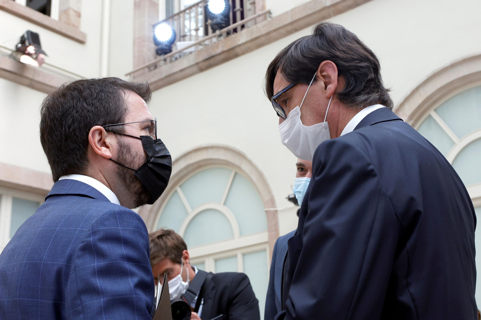 El candidato de ERC a la presidencia de la Generalitat, Pere Aragonès, conversa con el líder del PSC, Salvador Illa, durante un receso de la segunda sesión del debate de su investidura este miércoles en el Parlamento catalán.