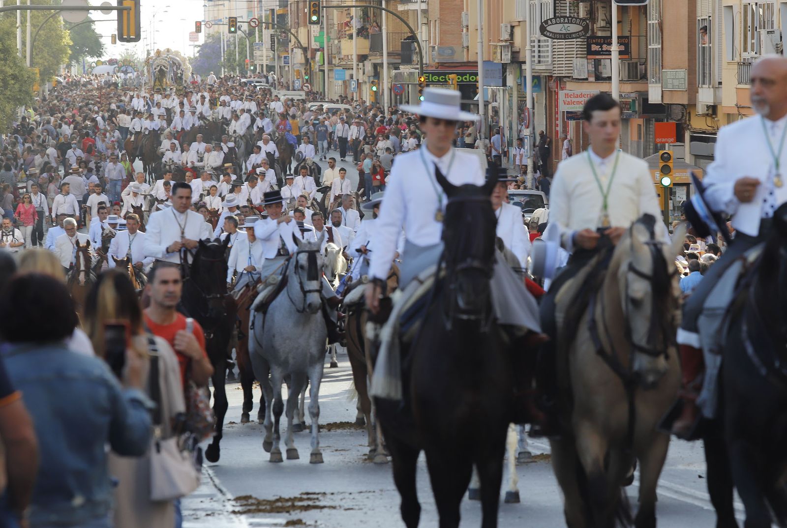 Los caballistas de la Hermandad de Huelva durante su salida.