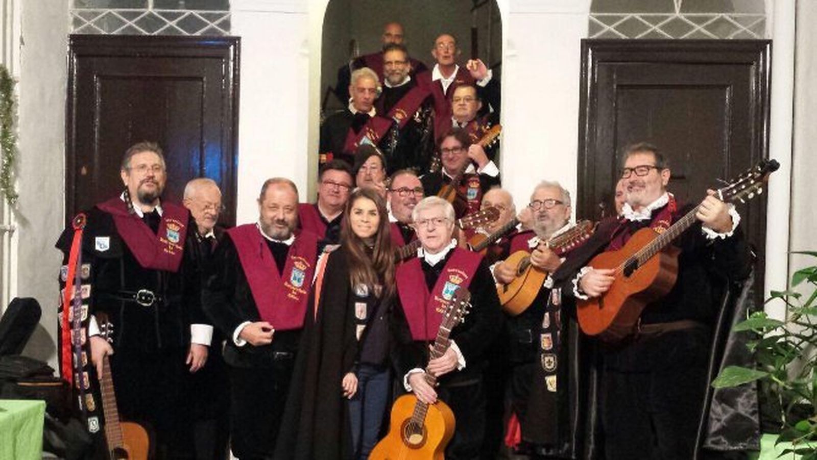 Los miembros de la Cuarentuna durante la ronda que dedicaron a la Estrella de Oriente, Macarena Bernal Díaz, en el patio de su domicilio familiar.