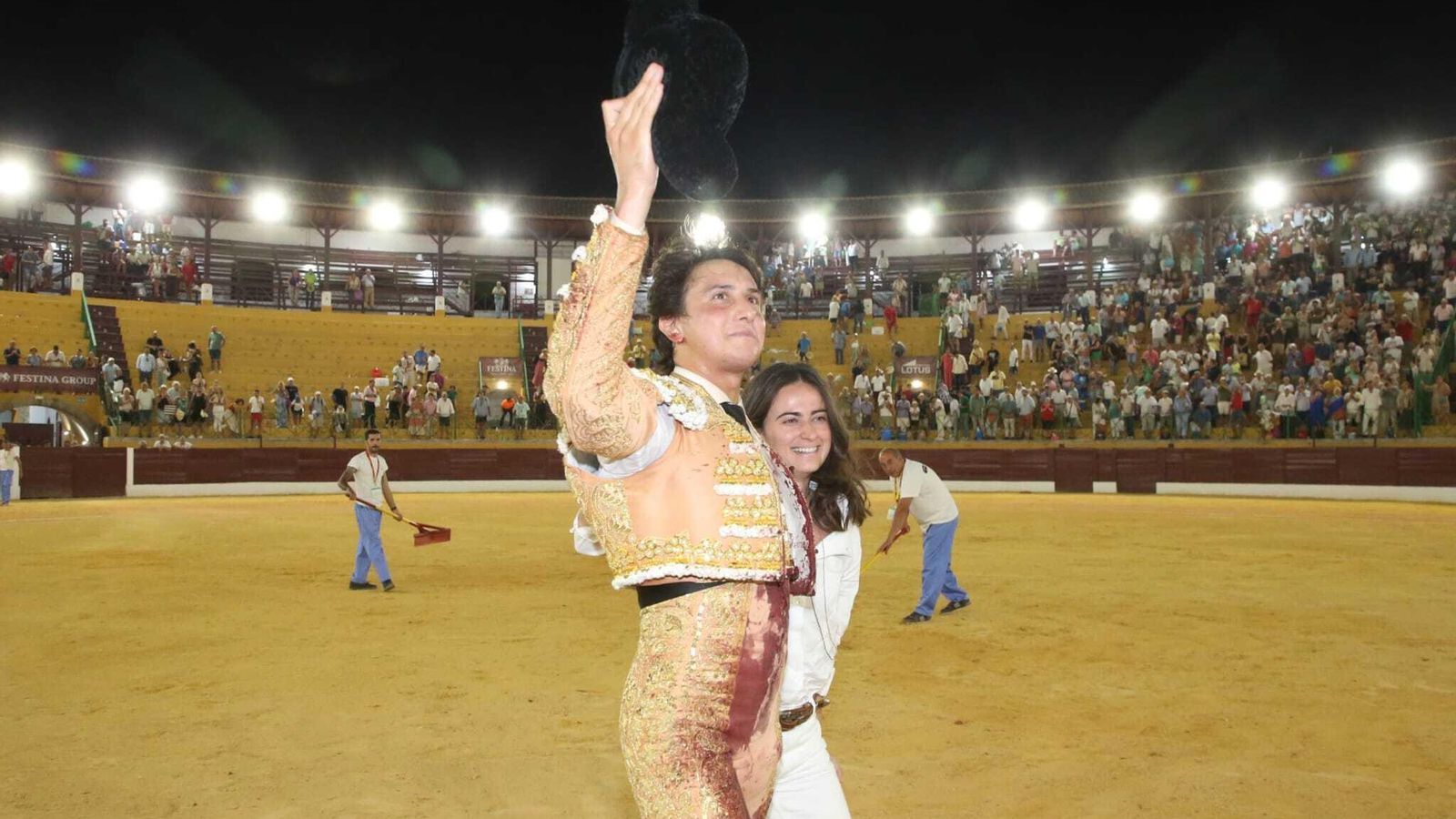 Roca Rey con la ganadera de Torrealta, Pilar Prado.