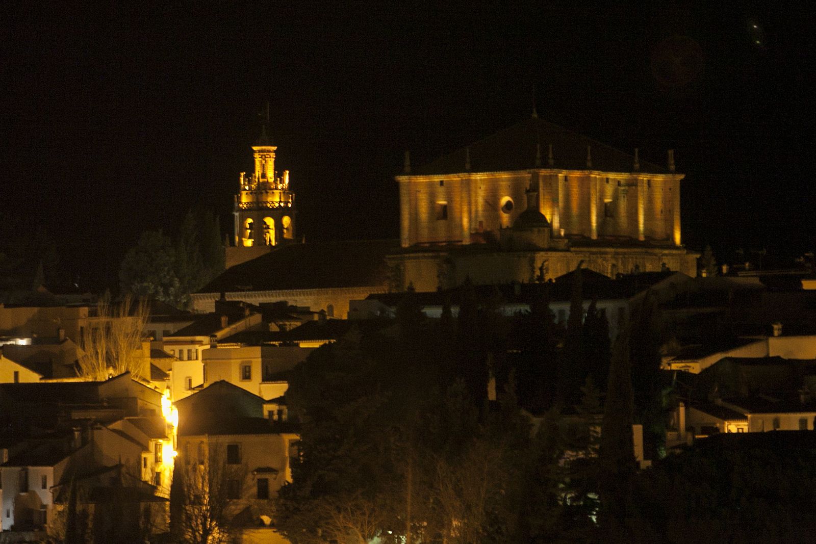 Vista nocturna de la Colegiata iluminada.