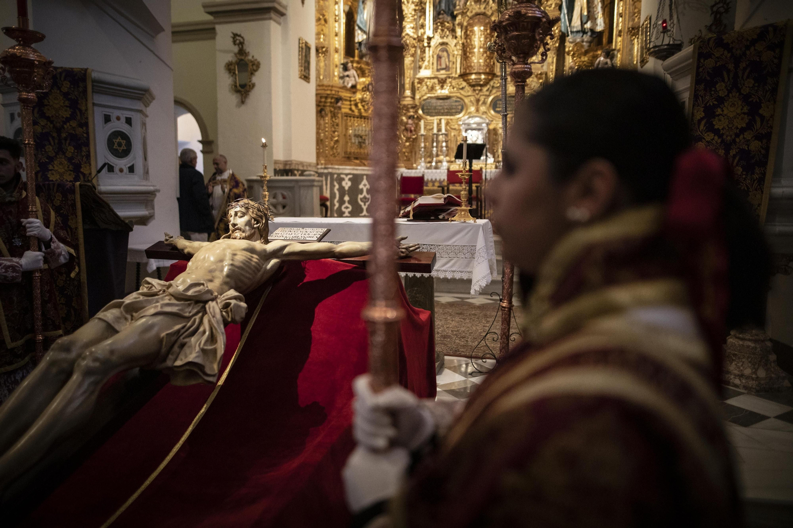 El vía crucis con el el Cristo de los Gitanos, en imágenes