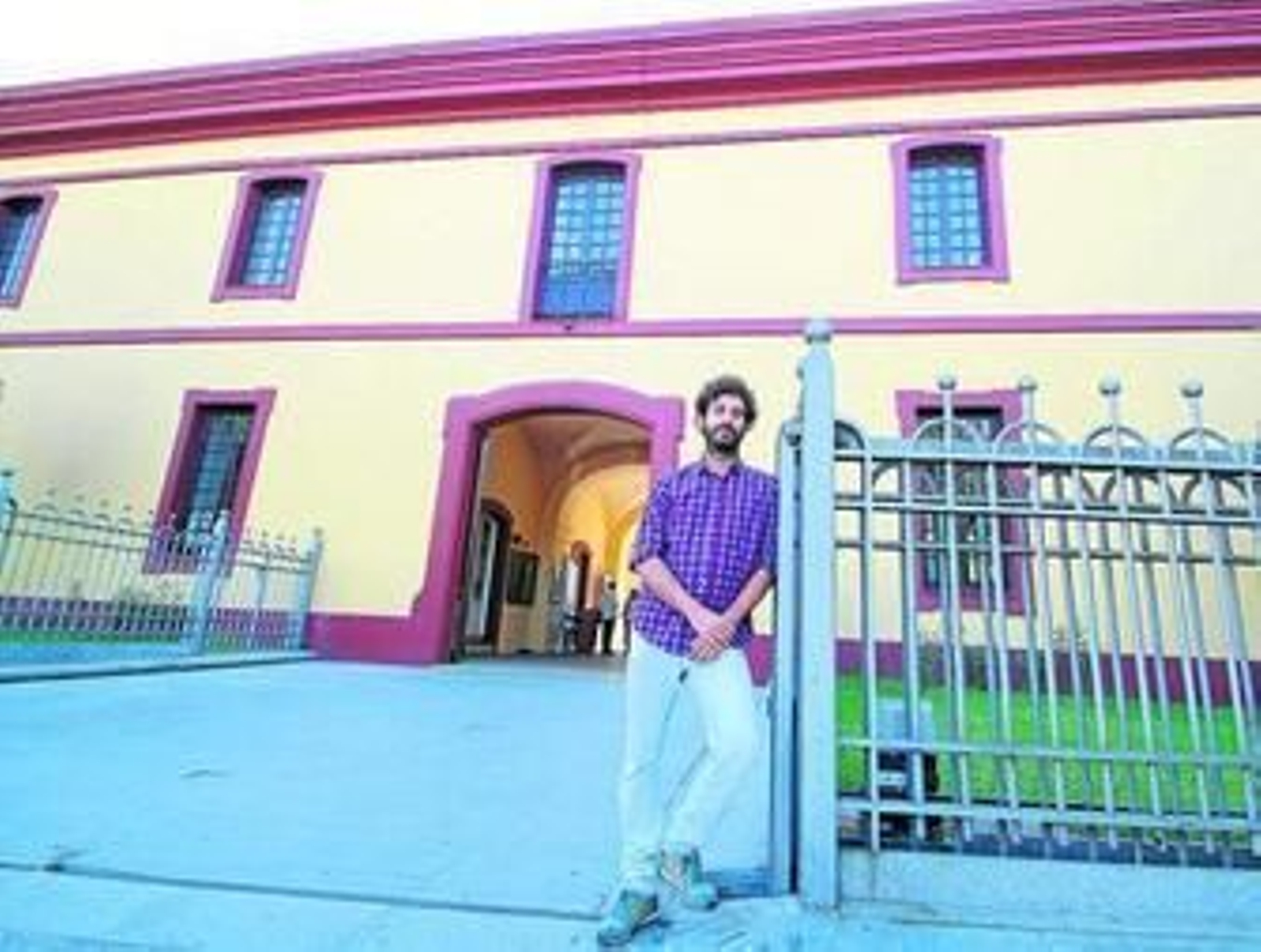 El diputado de Participa, Julián Moreno, fotografiado a las puertas de la Diputación.