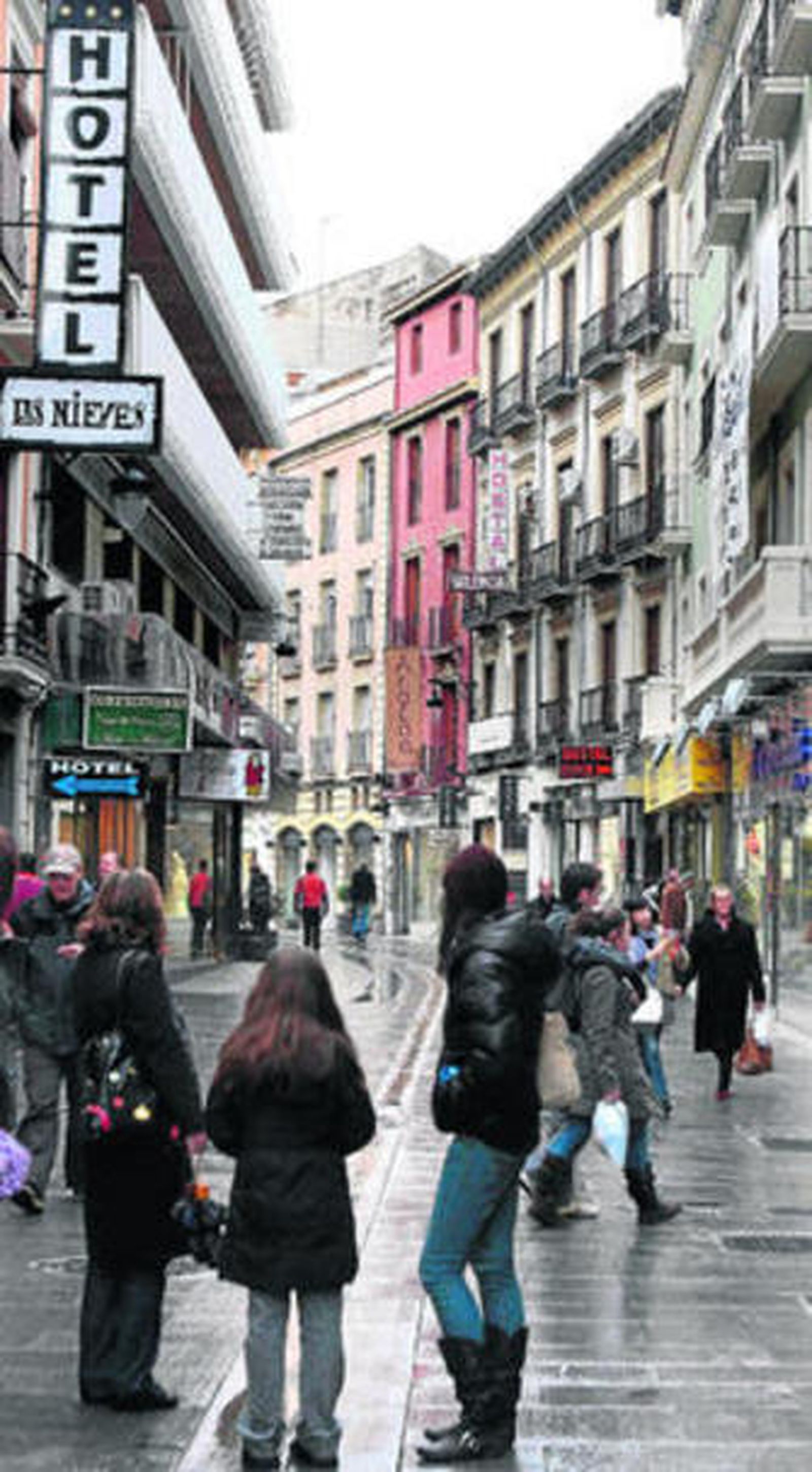 La calle Alhóndiga apenas está dotada de papeleras.