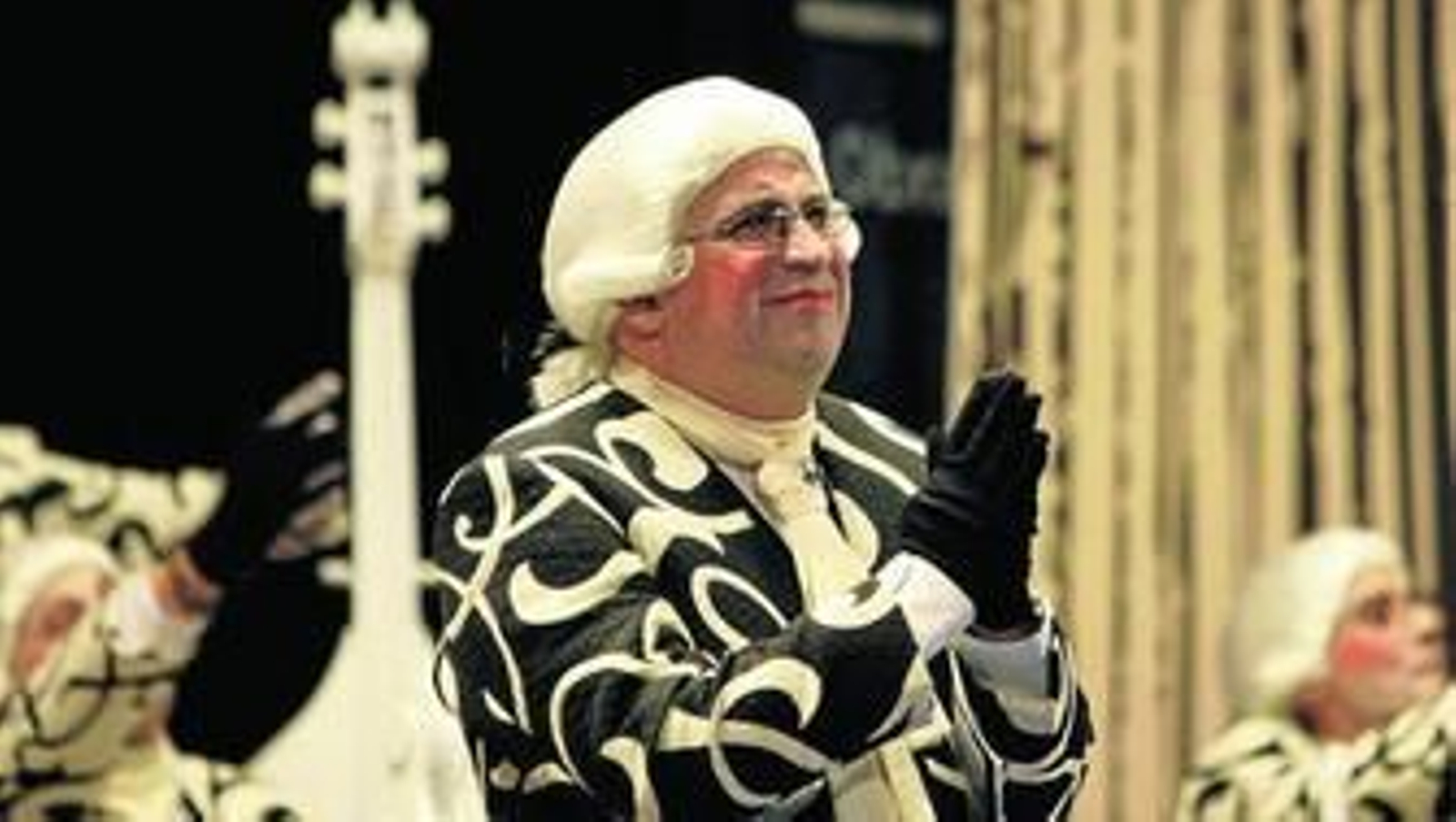 Nandi Migueles agradece al público sus aplausos en una de las actuaciones del coro en el Concurso del Falla.