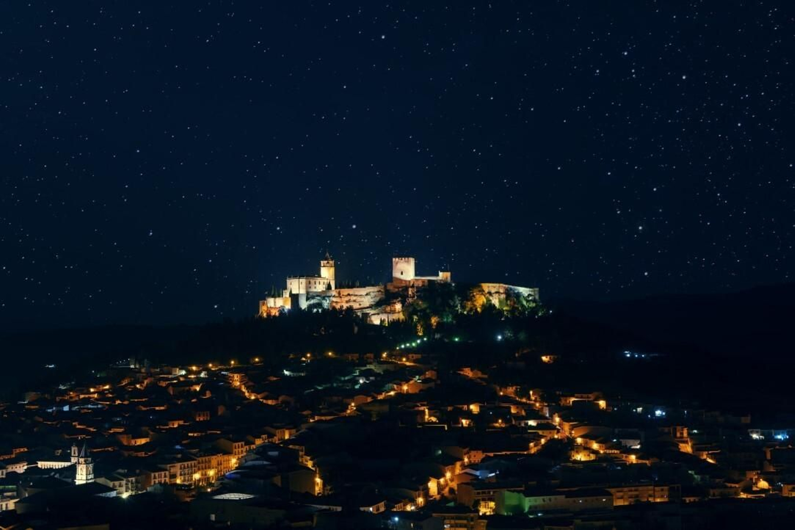 Panorámica noctura de la Fortaleza de la Mota en Alcalá la Real, tierra de fronteras.