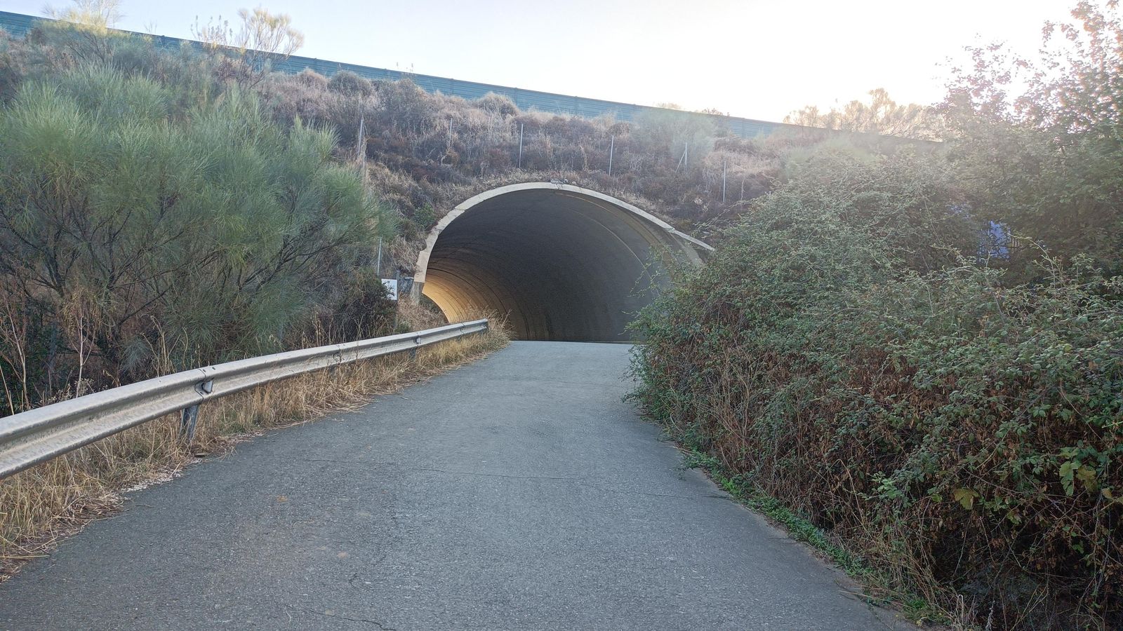 Este paso inferior atraviesa la A-66.