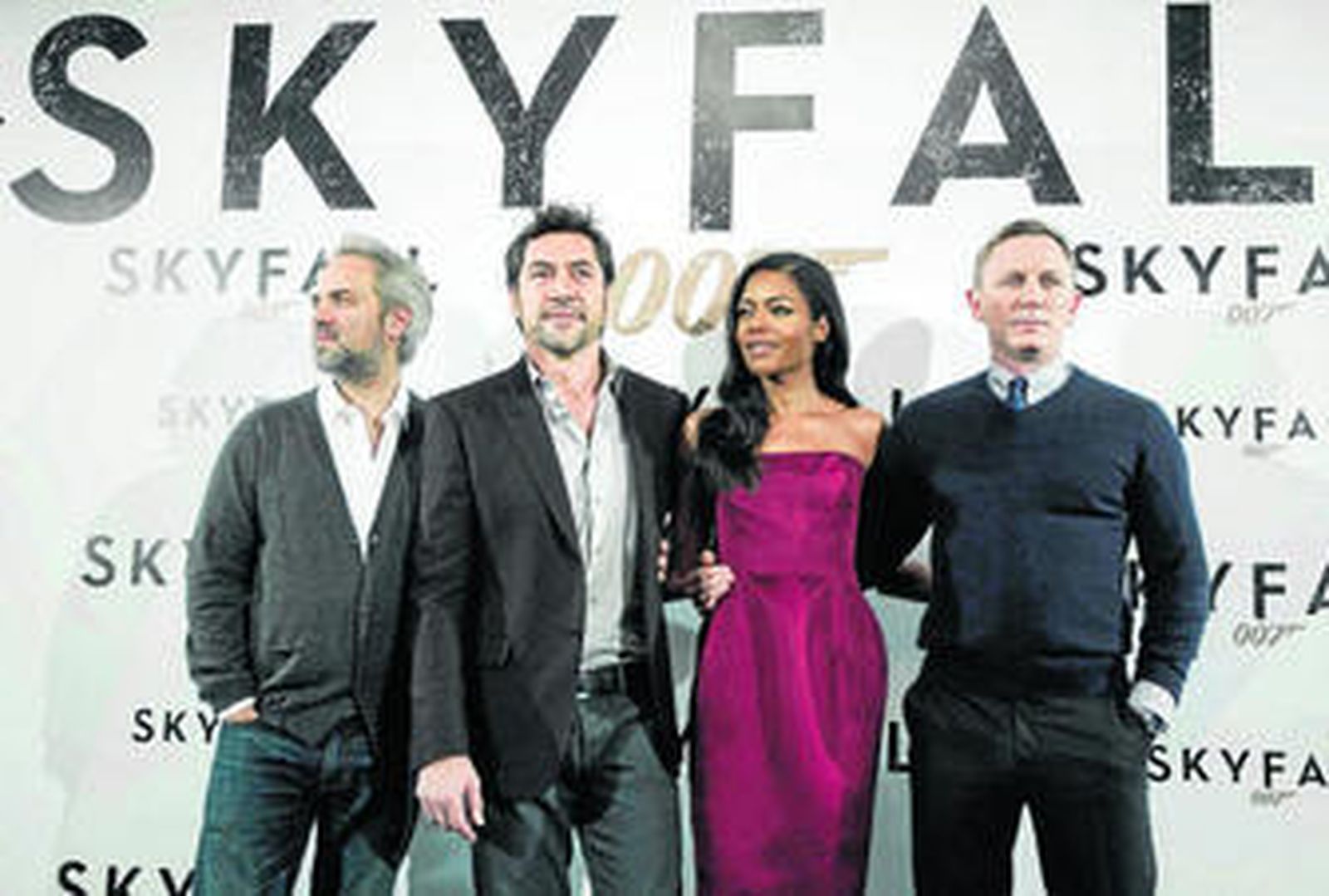 Sam Mendes, Javier Bardem, Naomie Harris y Daniel Craig, durante la presentación de la película ayer en Madrid.