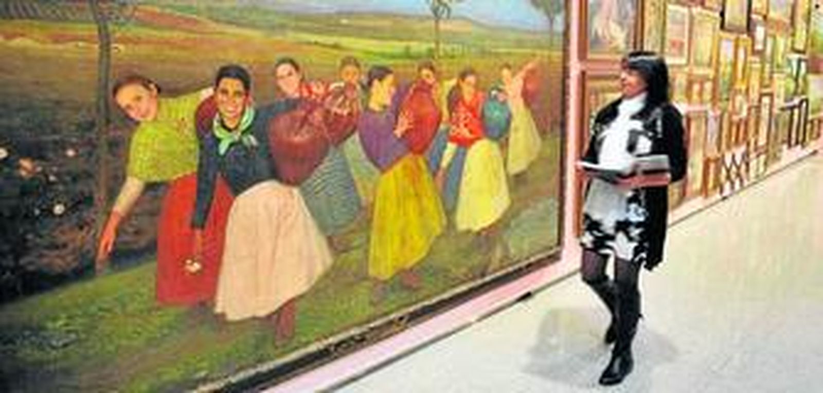 1. El imponente cuadro 'La Juma, la Rifa y sus amigas' del extremeño Eugenio Hermoso es la tercera pieza en importancia del catálogo. 2. La directora de la subasta, Carmen Aranguren, contempla el 'murillo' 'Niño Jesús dormido sobre la cruz'.