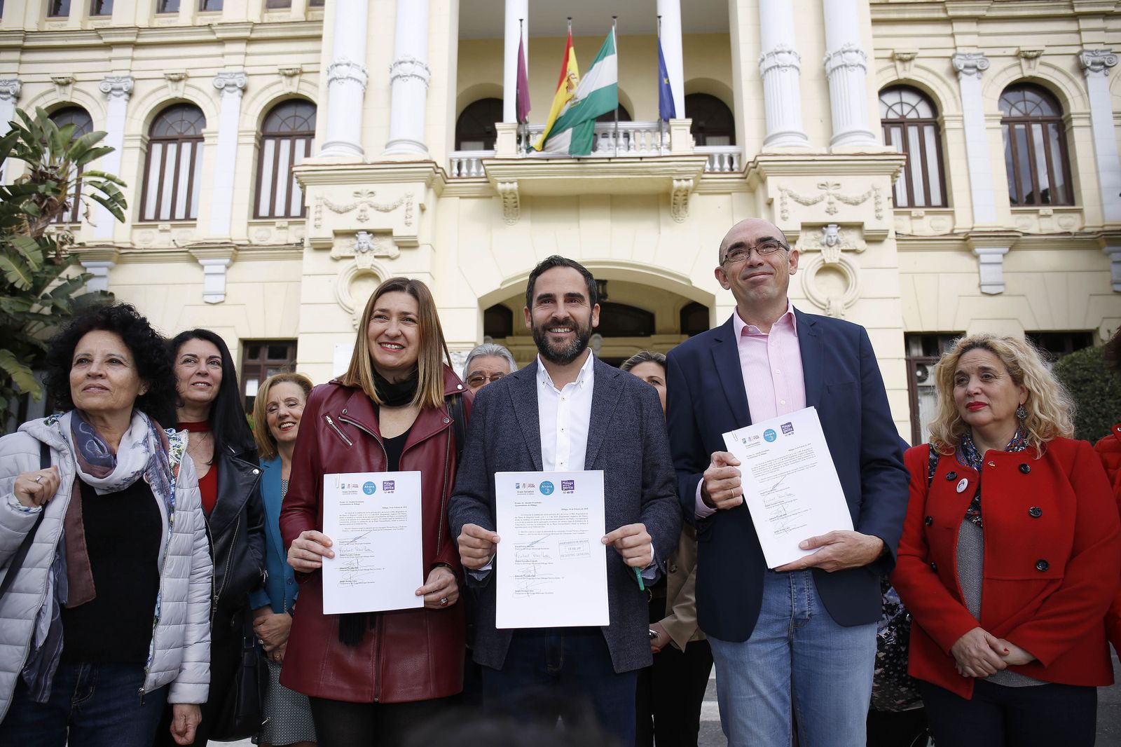 Torralbo, Pérez y Zorrilla junto a los ediles de sus grupos con la moción presentada en el registro.