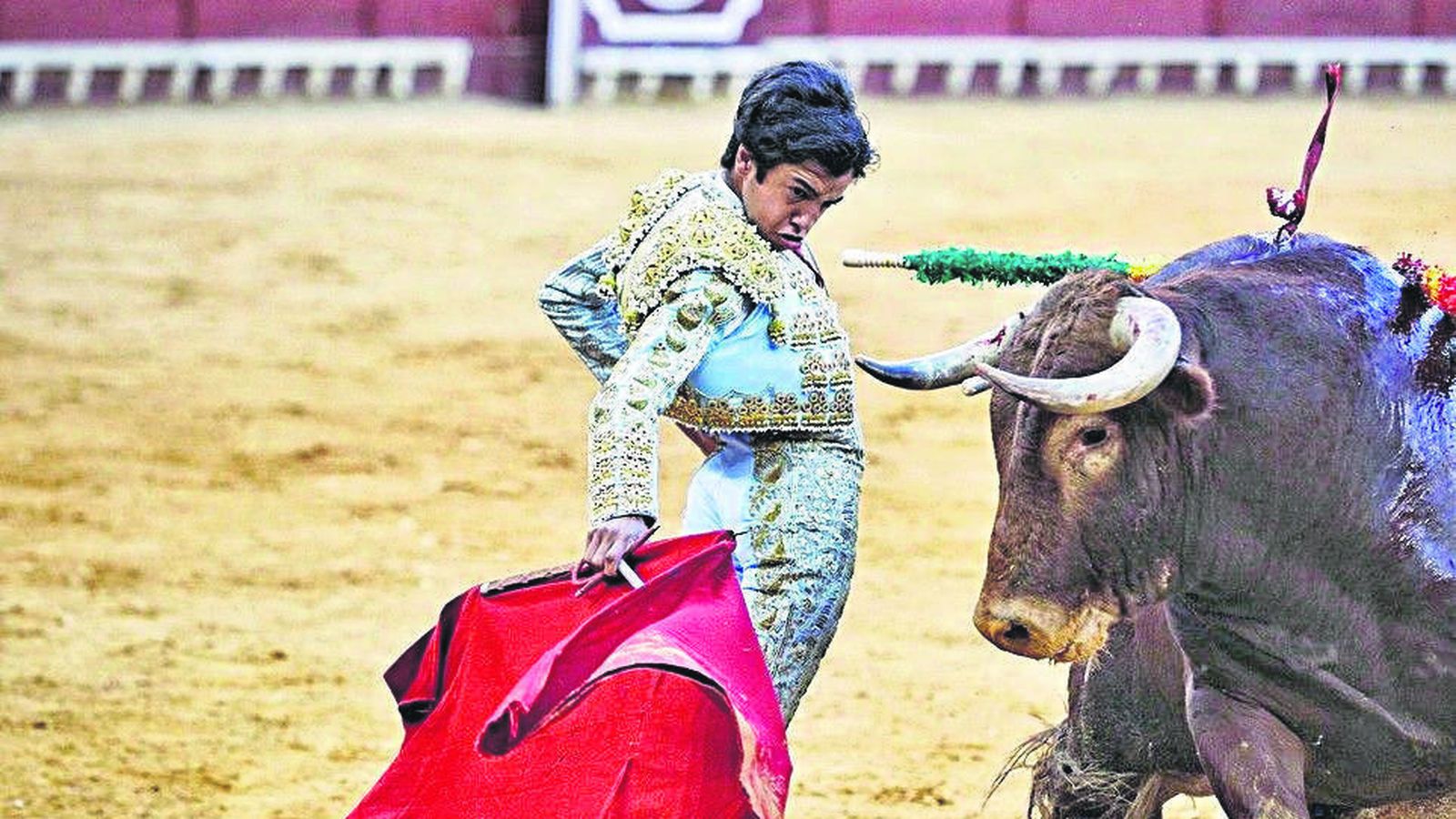 Marco Pérez en plena faena en la Plaza Real