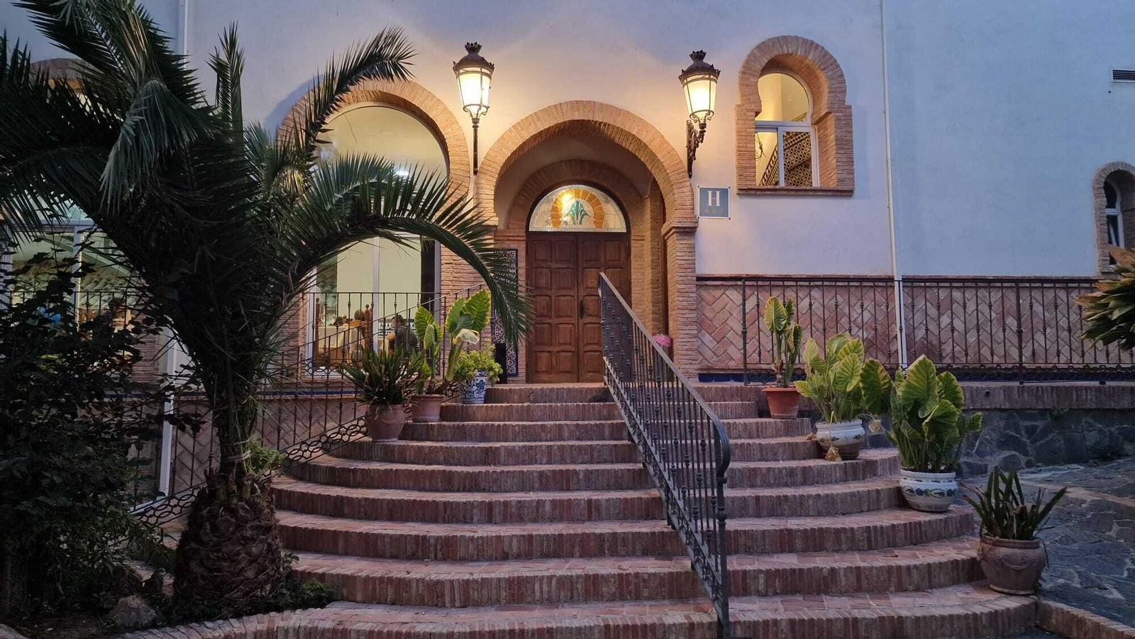 Entrada al hotel, donde hay habitaciones para clientes.