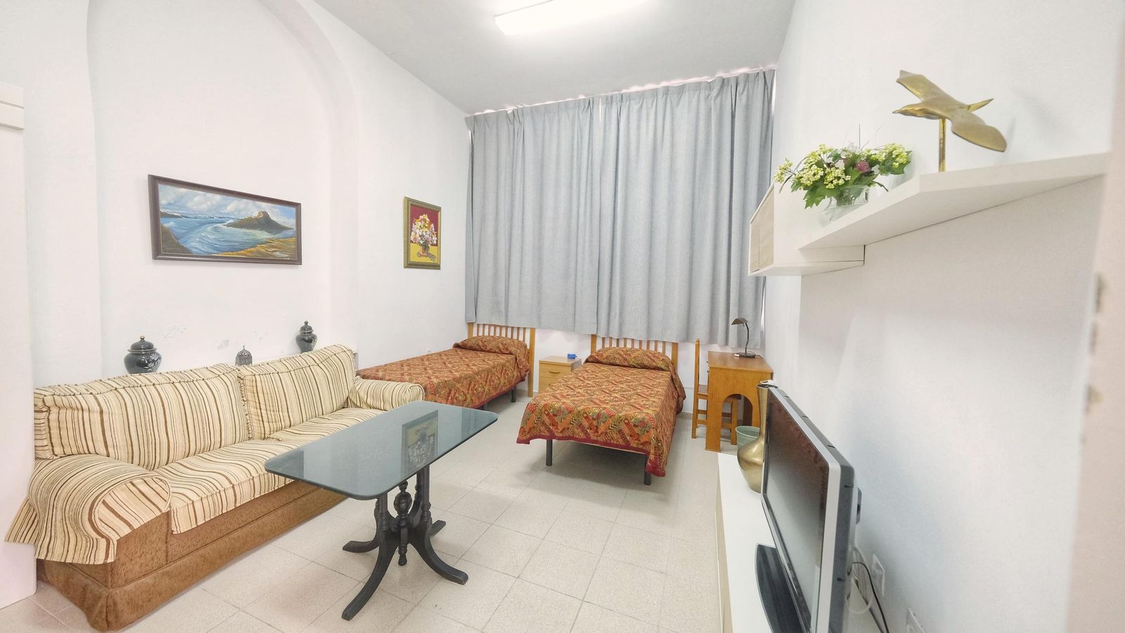 Una de las dos habitaciones habilitadas para mujeres sin hogar en la sede de Caballeros Hospitalarios.