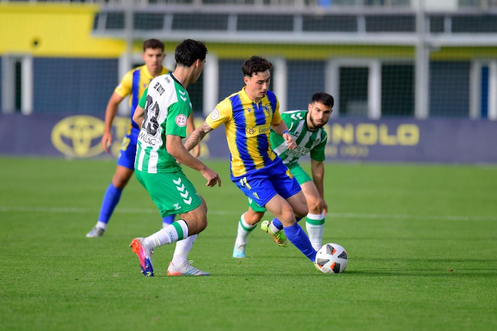 El cadista Jorquera trata de superar al bético Busto.