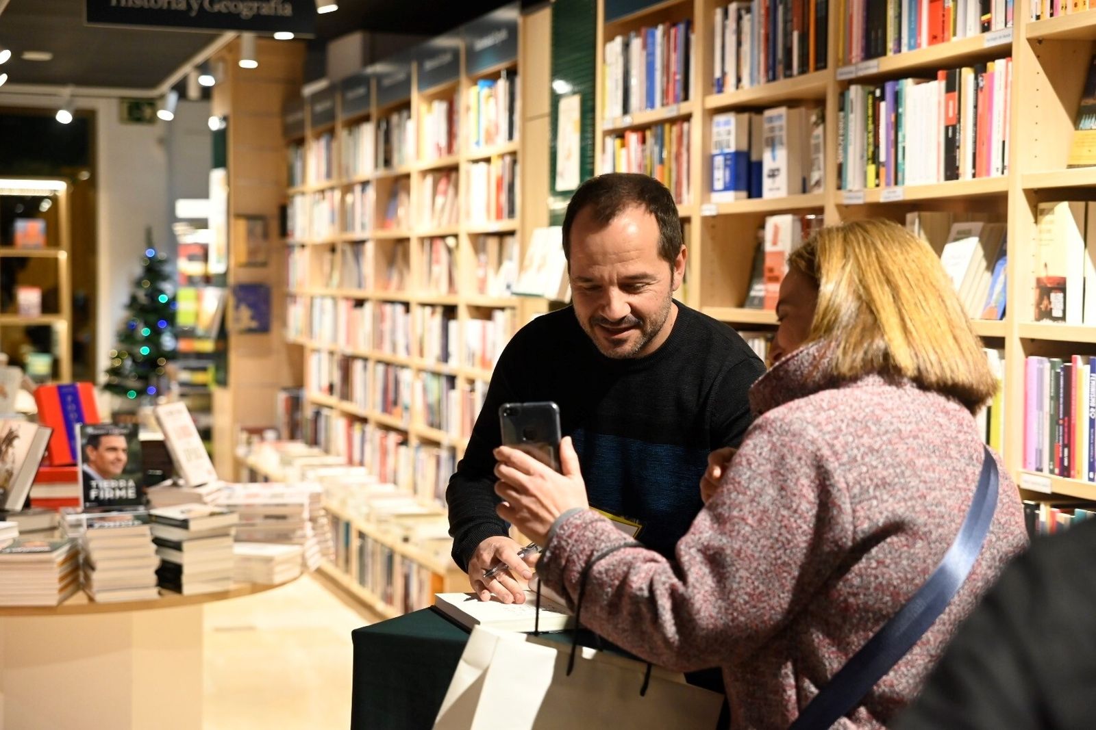 La firma de libros de Ángel Martín en Córdoba, en imágenes