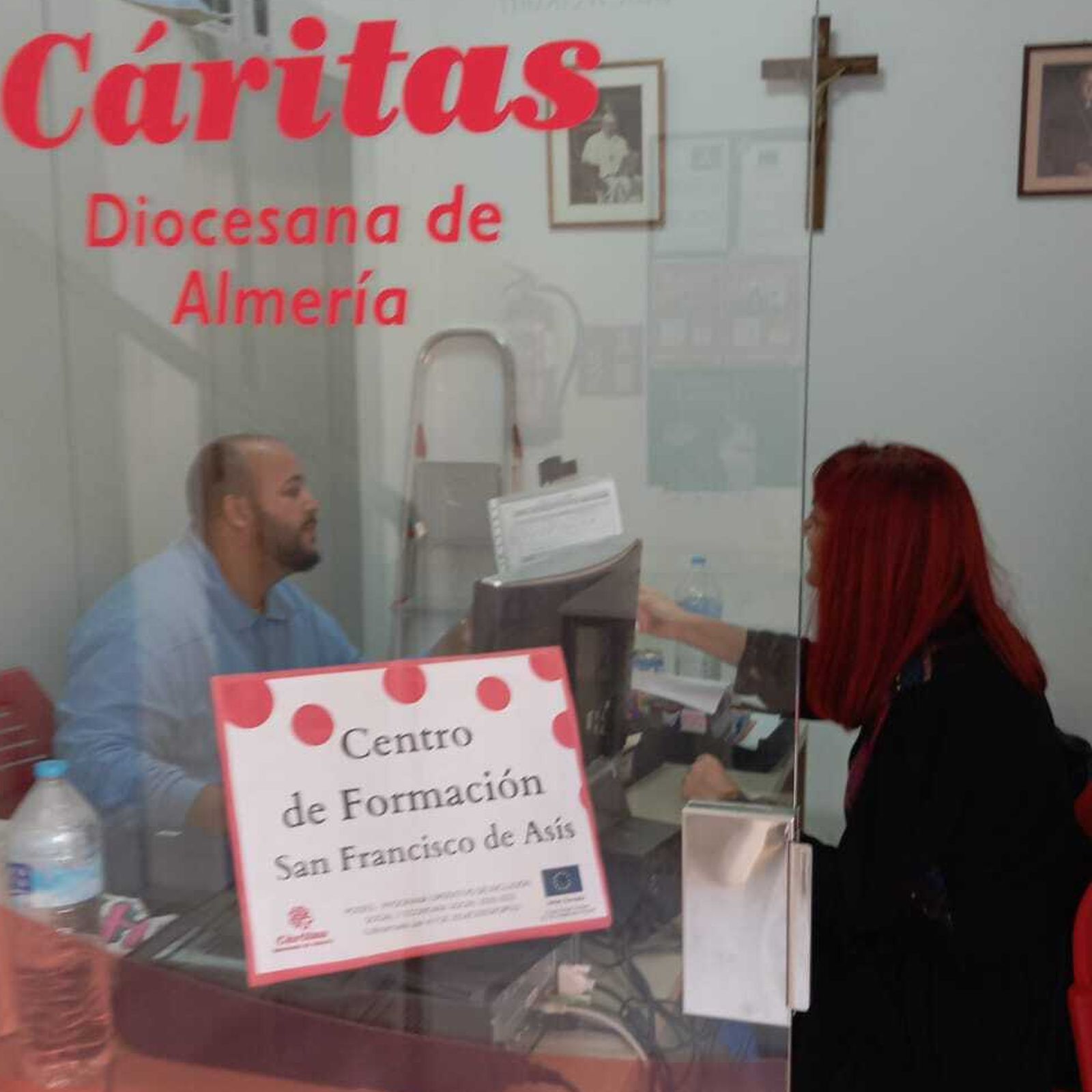 Jalal está haciendo sus prácticas de conserje en el centro de formación de Cáritas