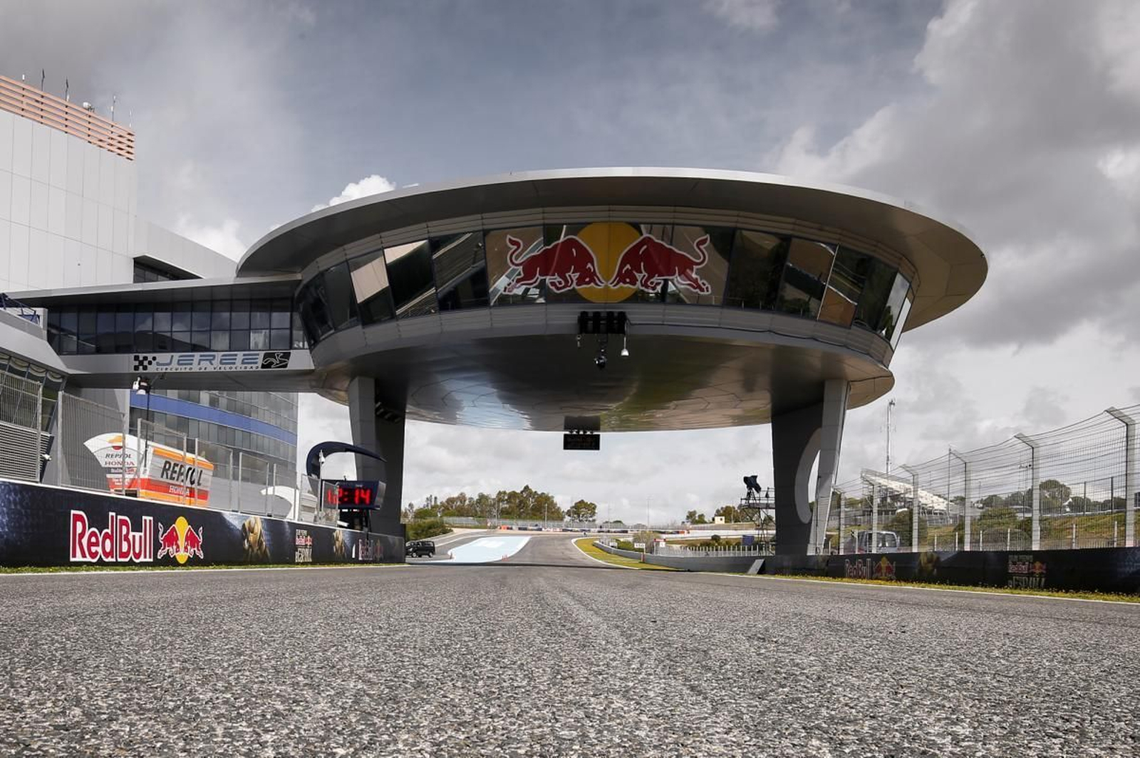 Red Bull estará en el Circuito de Jerez como patrocinador principal de los Grandes Premios de España y de Andalucía. Red Bull estará en el Circuito de Jerez como patrocinador principal de los Grandes Premios de España y de Andalucía.