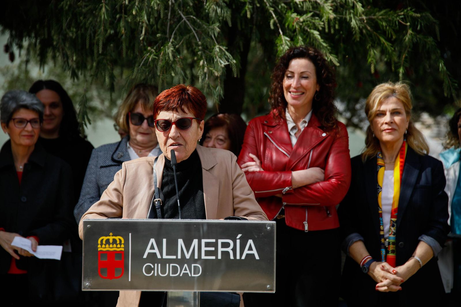Las imágenes de la plantación de un olivo y el entierro de una cápsula del tiempo