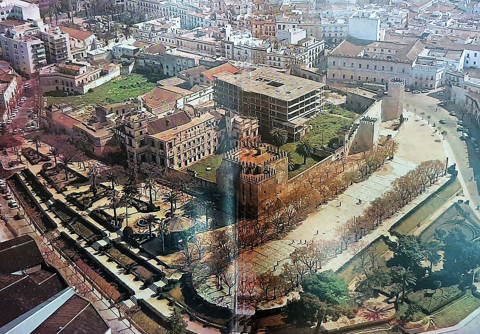 El esqueleto de un edificio, un hotel que comenzó a ser construido en 1958, se alza dentro del recinto del Alcázar de Jerez, en una imagen de los años sesenta.
