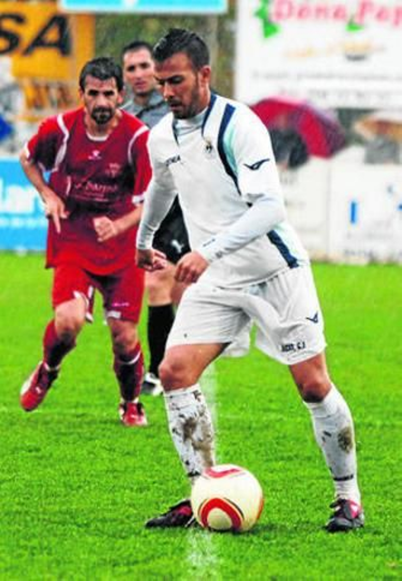 El arcense Fran Mejías avanza en presencia de Javi Muñoz.