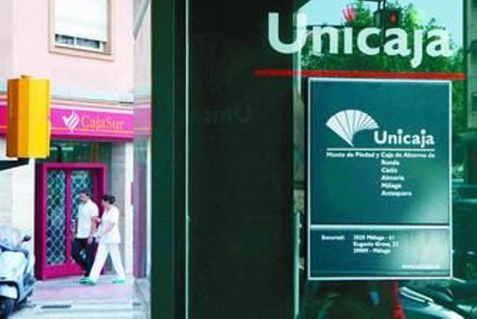 Una sucursal de Cajasur junto a otra oficina de Unicaja, ambas situadas en una céntrica calle de Málaga.