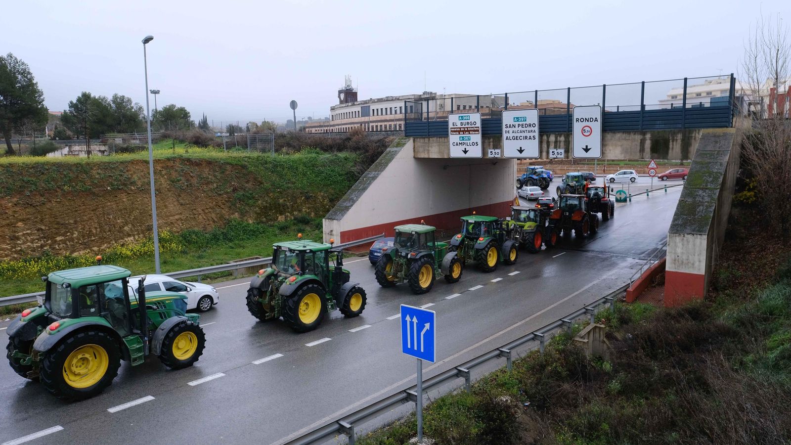 Tractores en la circunvalación de Ronda.
