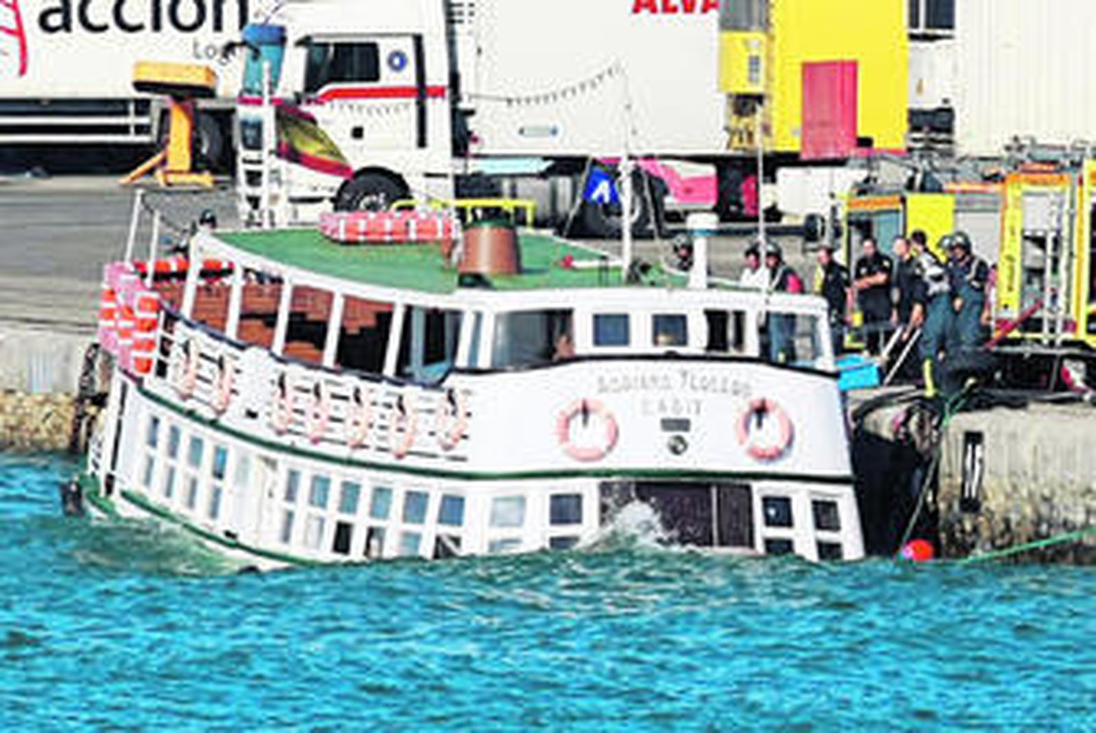El 'Vaporcito' se hunde en el muelle de Cádiz
