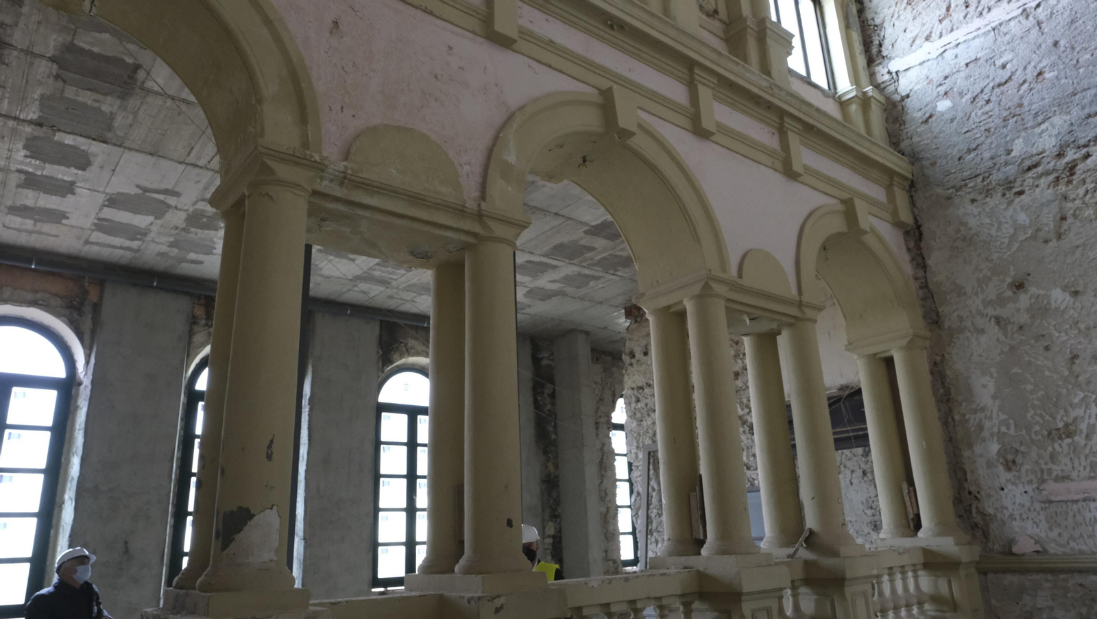 Fotogalería de la visita de Juanma Moreno a las obras del Ayuntamiento de Almería.