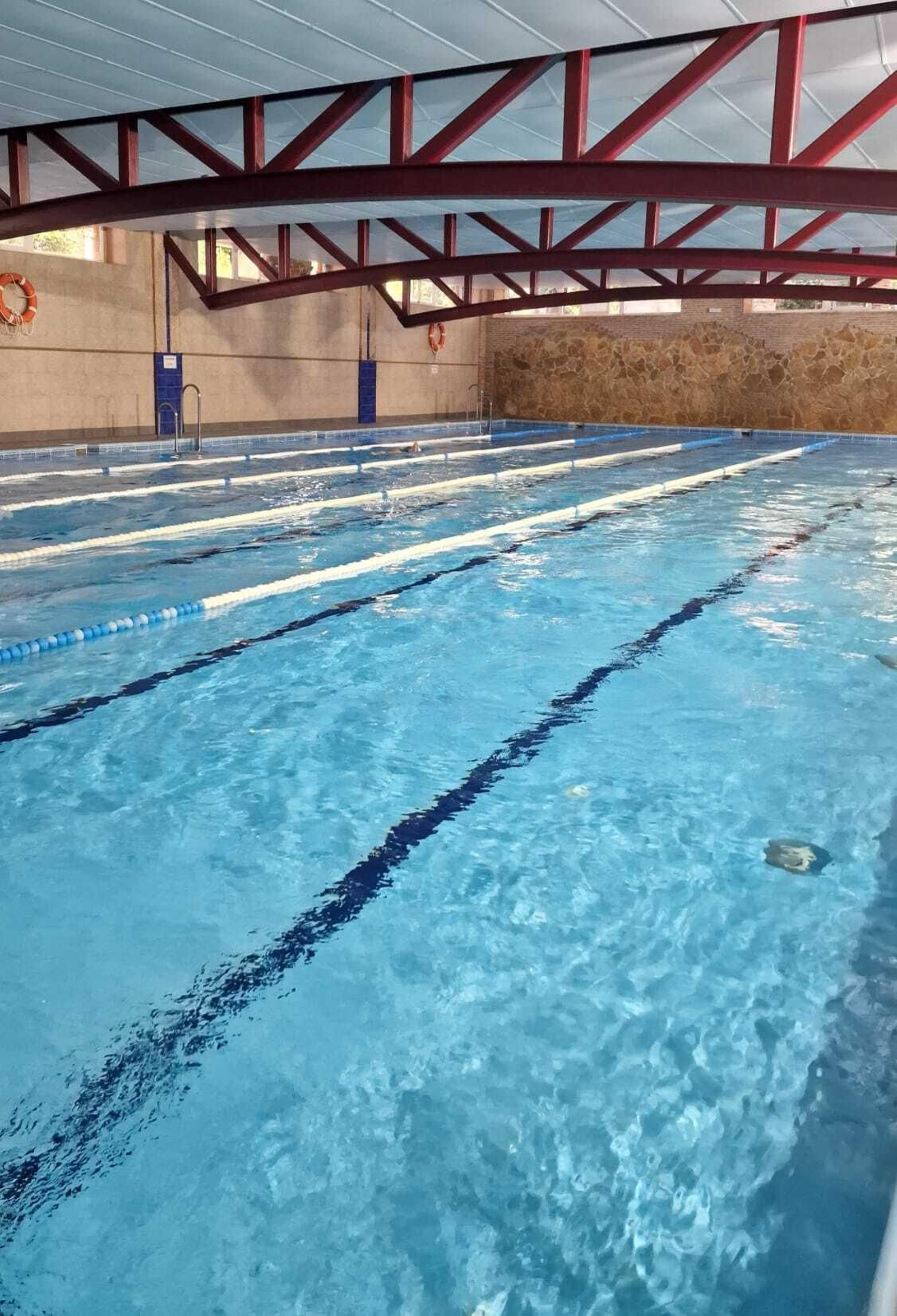 Gran piscina interior climatizada, para hacer largos o desconectar en el agua.