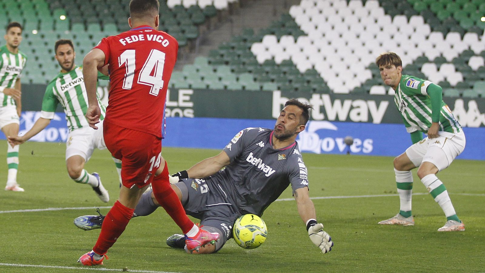 Claudio Bravo le cierra la portería a Fede Vico.