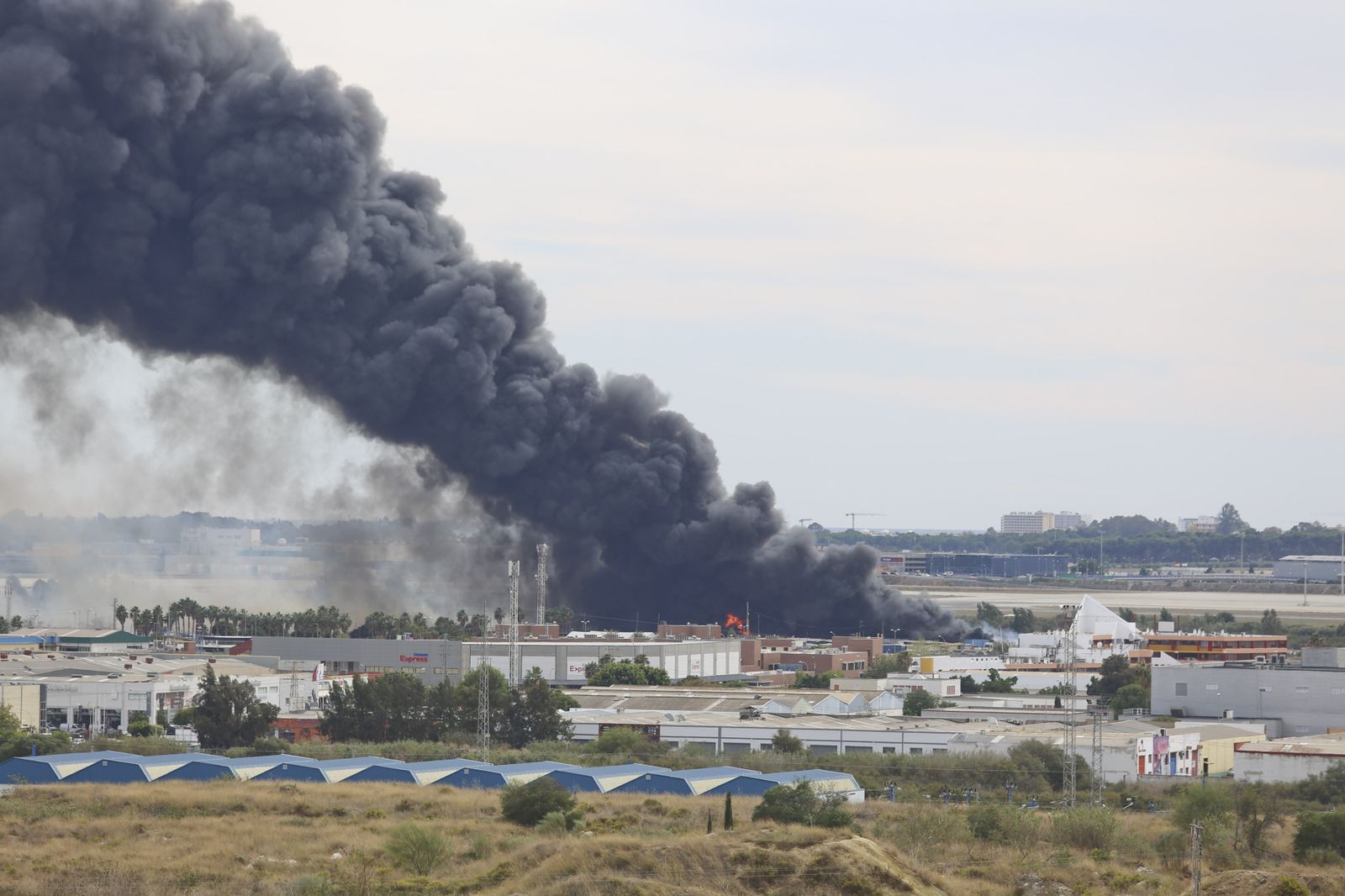 Fotos del incendio de varios vehículos en un aparcamiento de caravanas del polígono Guadalhorce