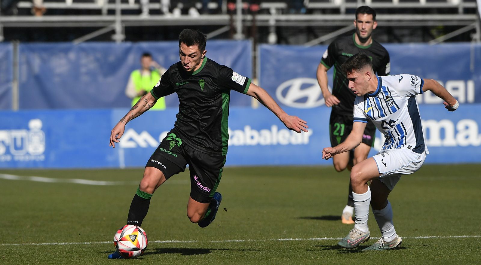 Carracedo, extremo del Córdoba CF, intenta dejar atrás a un jugador del Atlético Baleares.
