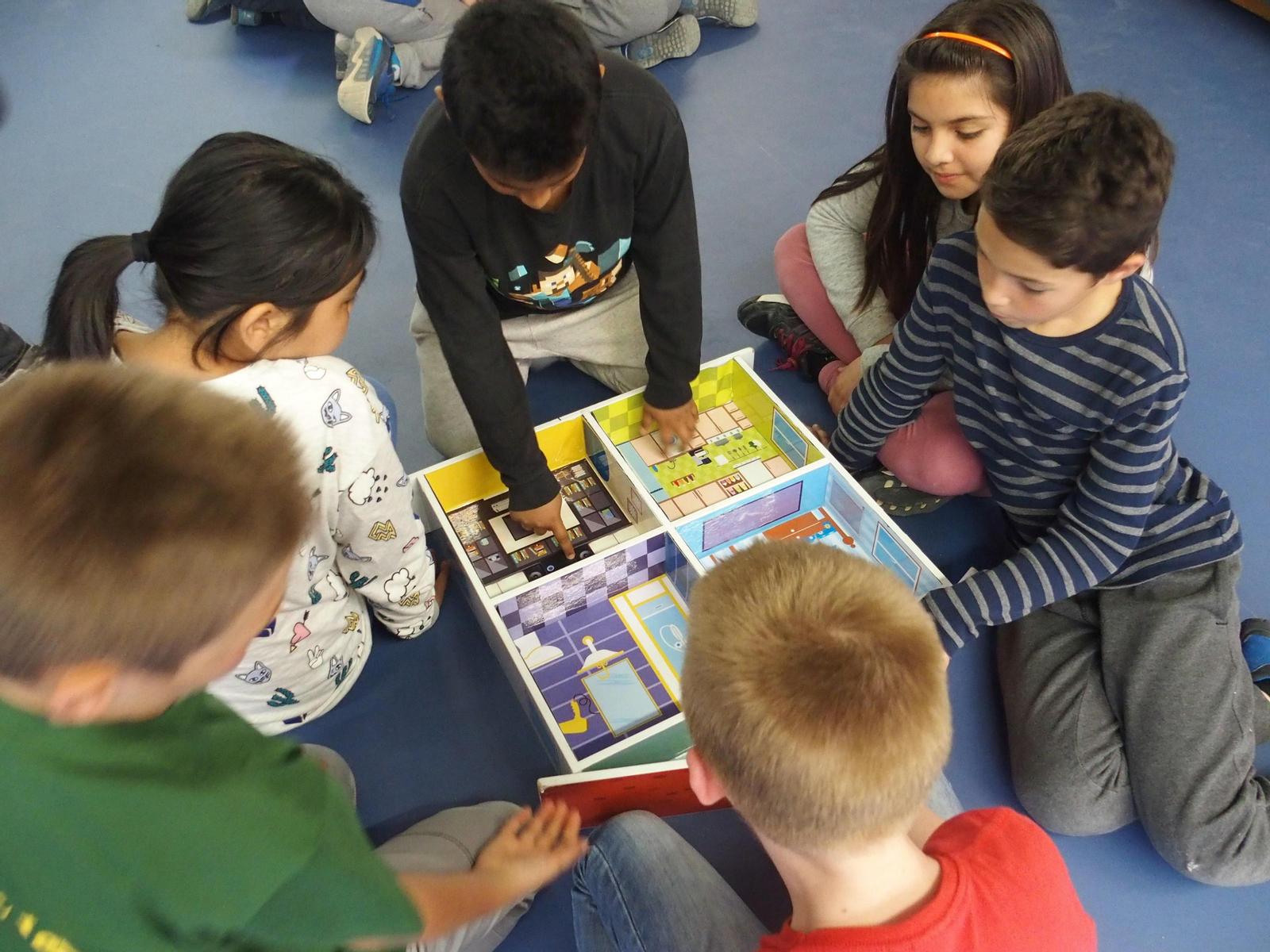 Alumnos de primaria juegan y aprenden sobre energía.
