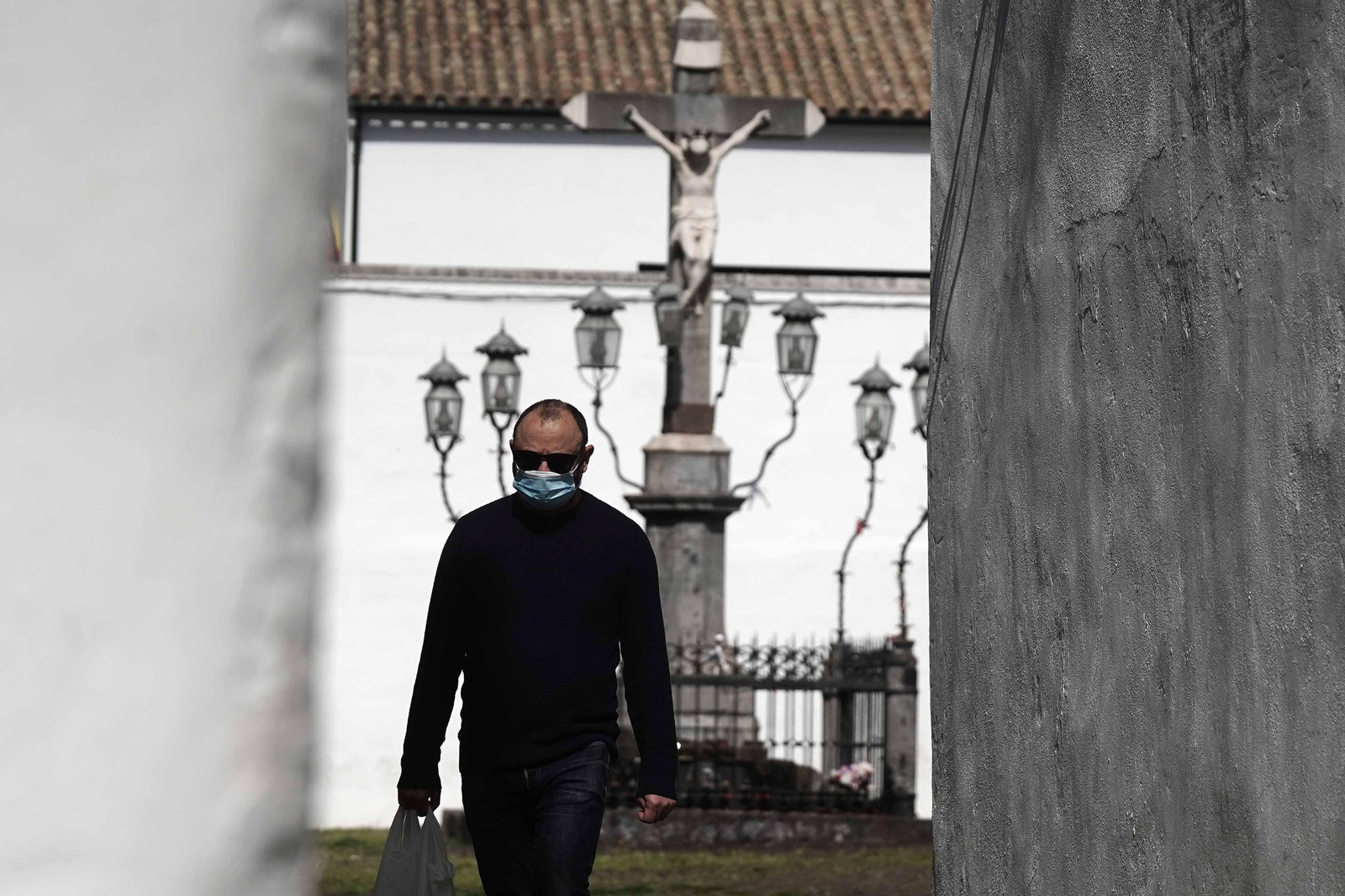 Un hombre con mascarilla, junto a una plaza en Córdoba.
