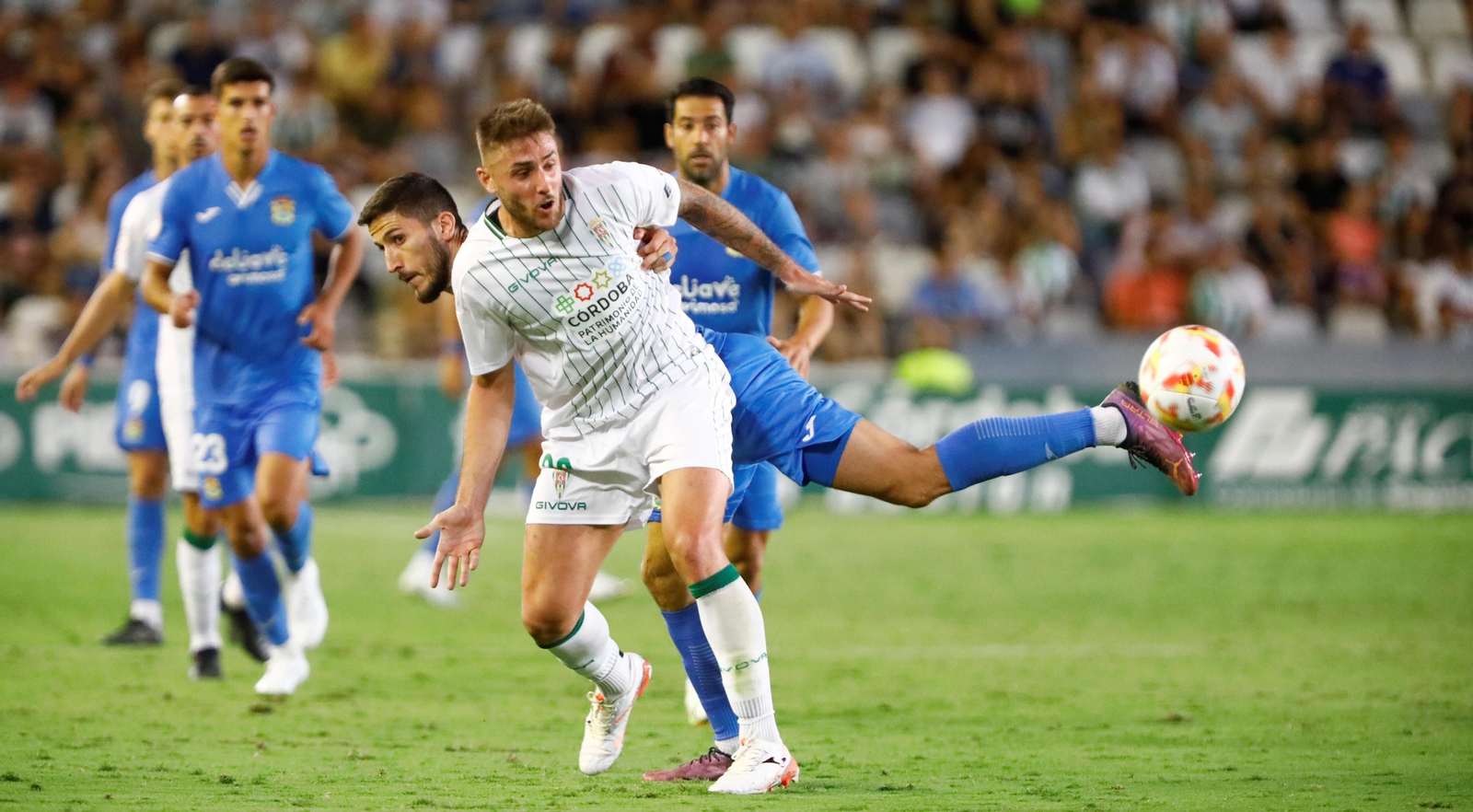Casas aguanta la posición ante el agarrón de un defensa del Fuenlabrada.