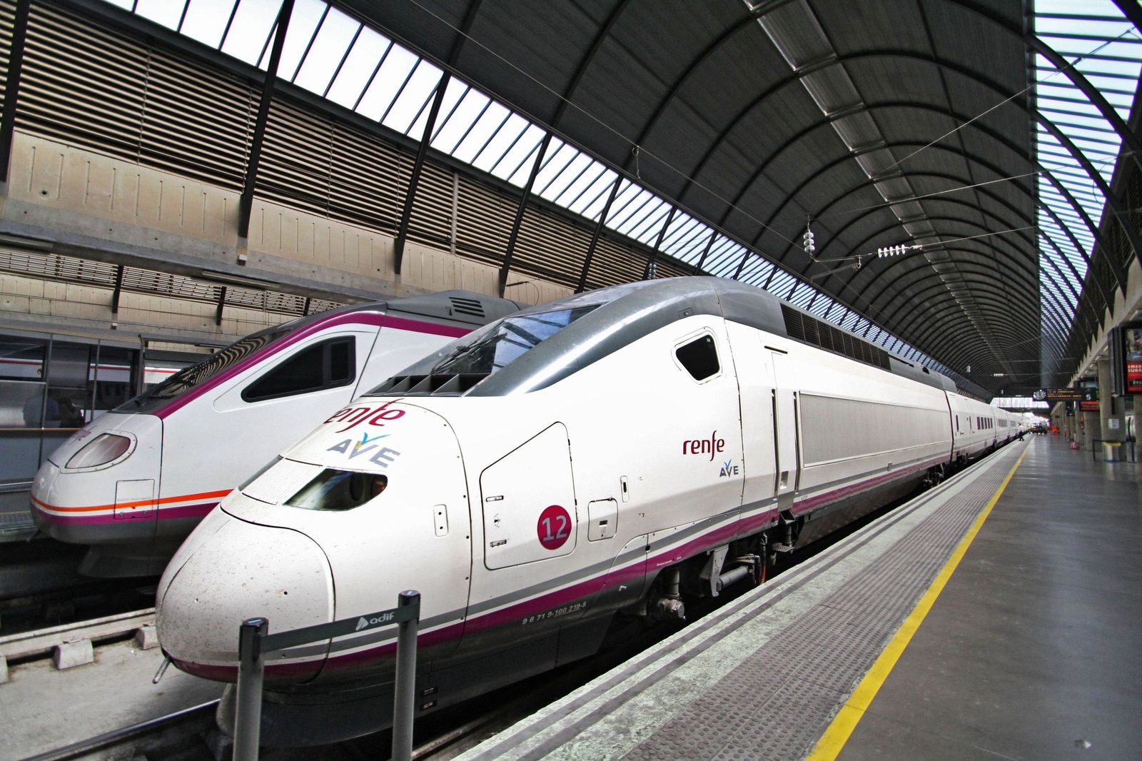 Dos trenes de alta velocidad de Renfe.