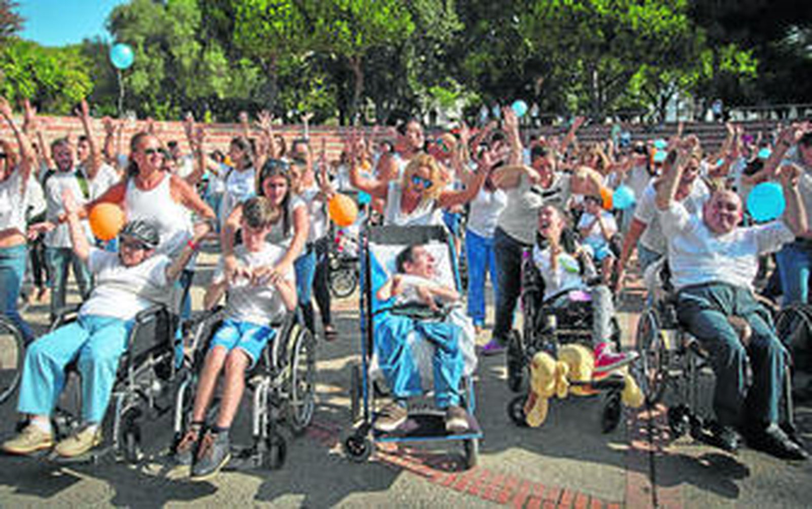 Momento del 'flashmob' que los usuarios de Upace y sus acompañantes protagonizaron ayer en el Parque Almirante Laulhé.