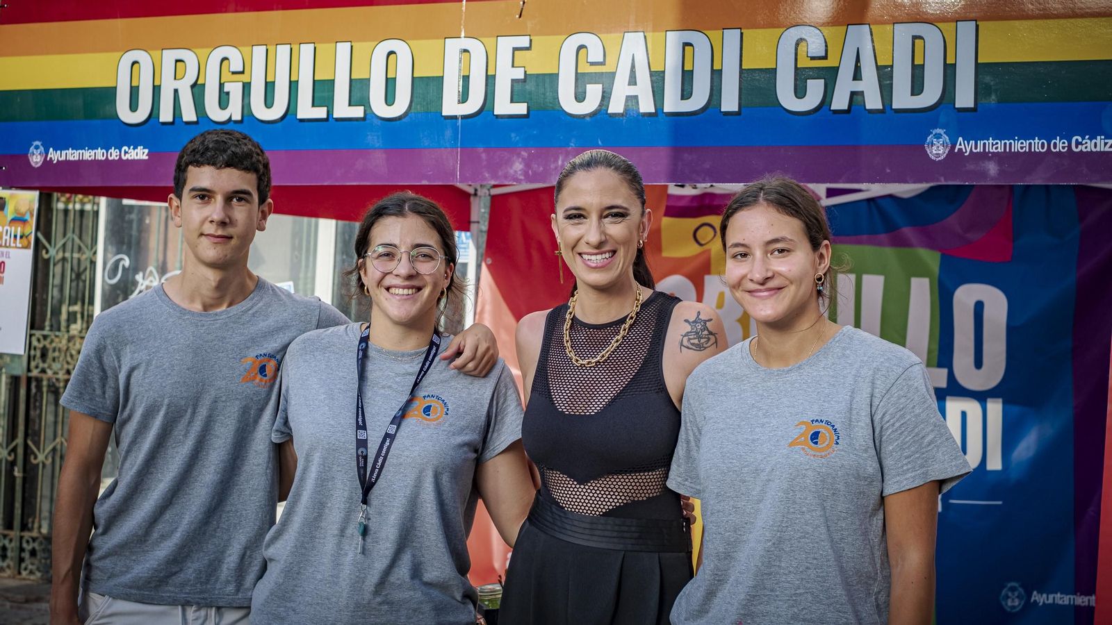 La pregonera del Orgullo, María Peláe, con jóvenes miembros del colectivo LGTBIAQ+. La pregonera del Orgullo, María Peláe, con jóvenes miembros del colectivo LGTBIAQ+.