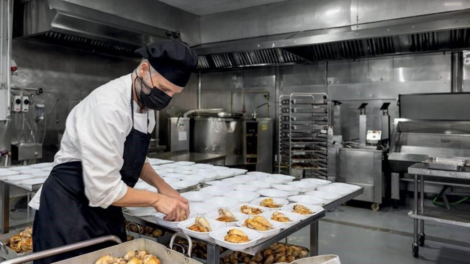 Preparación de los platos en la cocina de Hermanos González