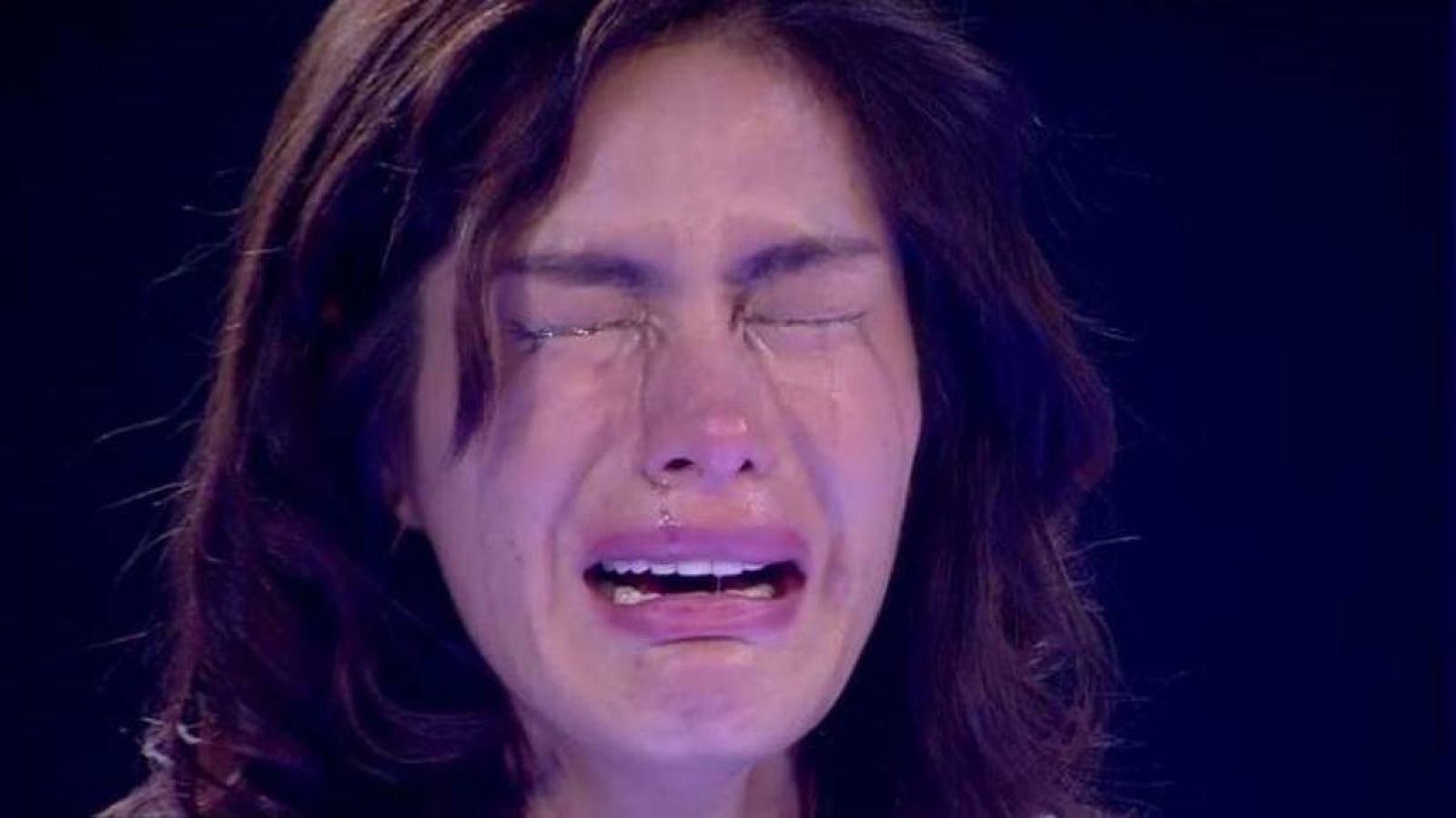 Miriam Saavedra, llorando.