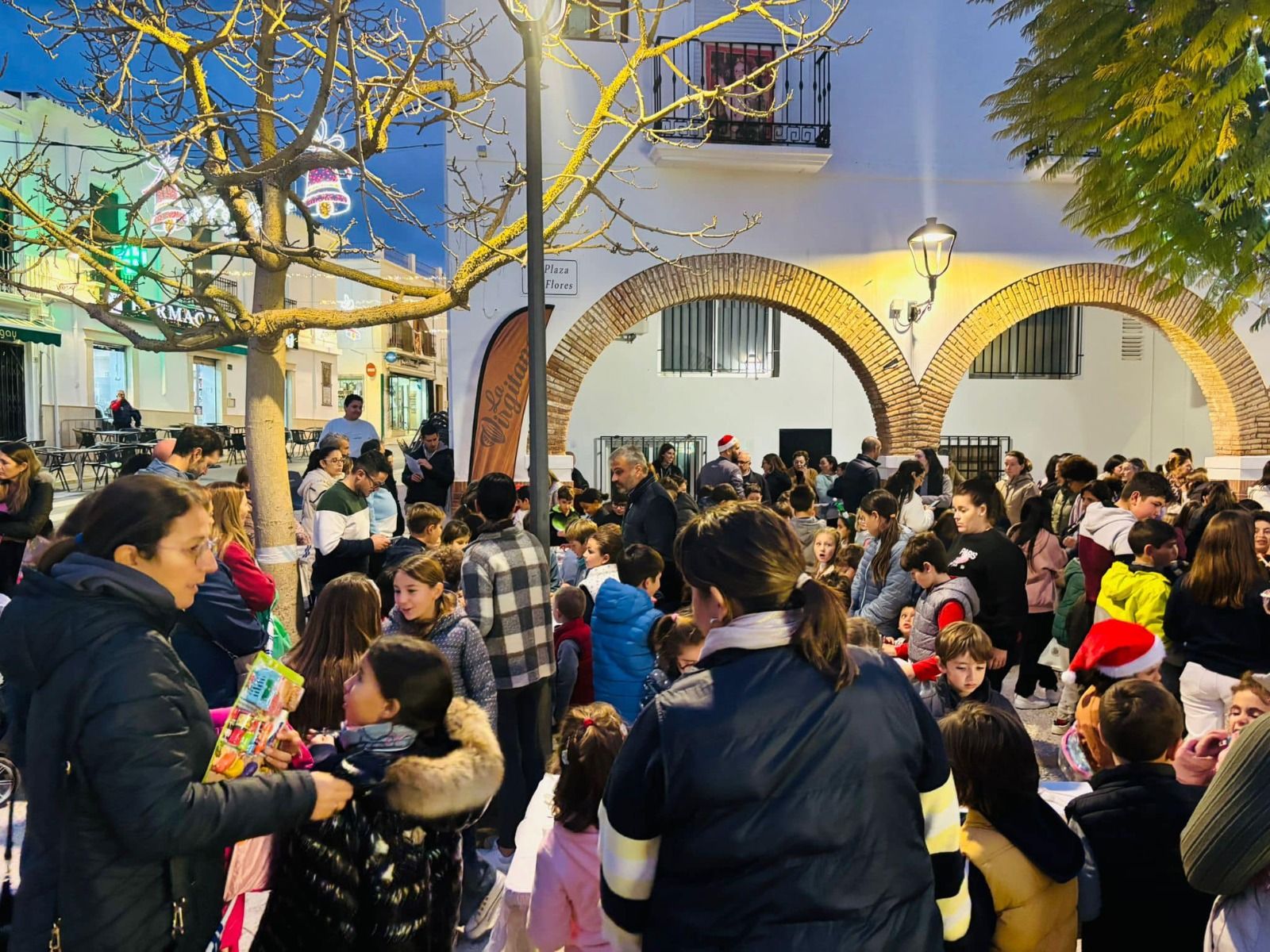 Los y las vecinas de Dalías crearon decoraciones navideñas con chocolate
